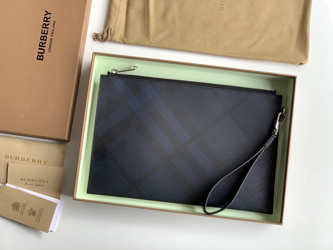 Клатч Burberry London із зернистої натуральної шкіри — фото 1