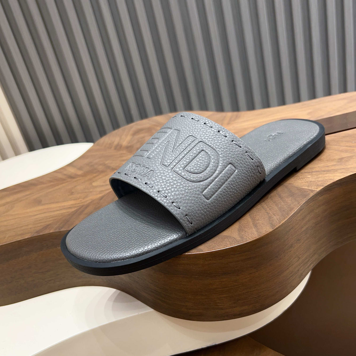 Шкіряні шльопанці Fendi з широкою перемичкою