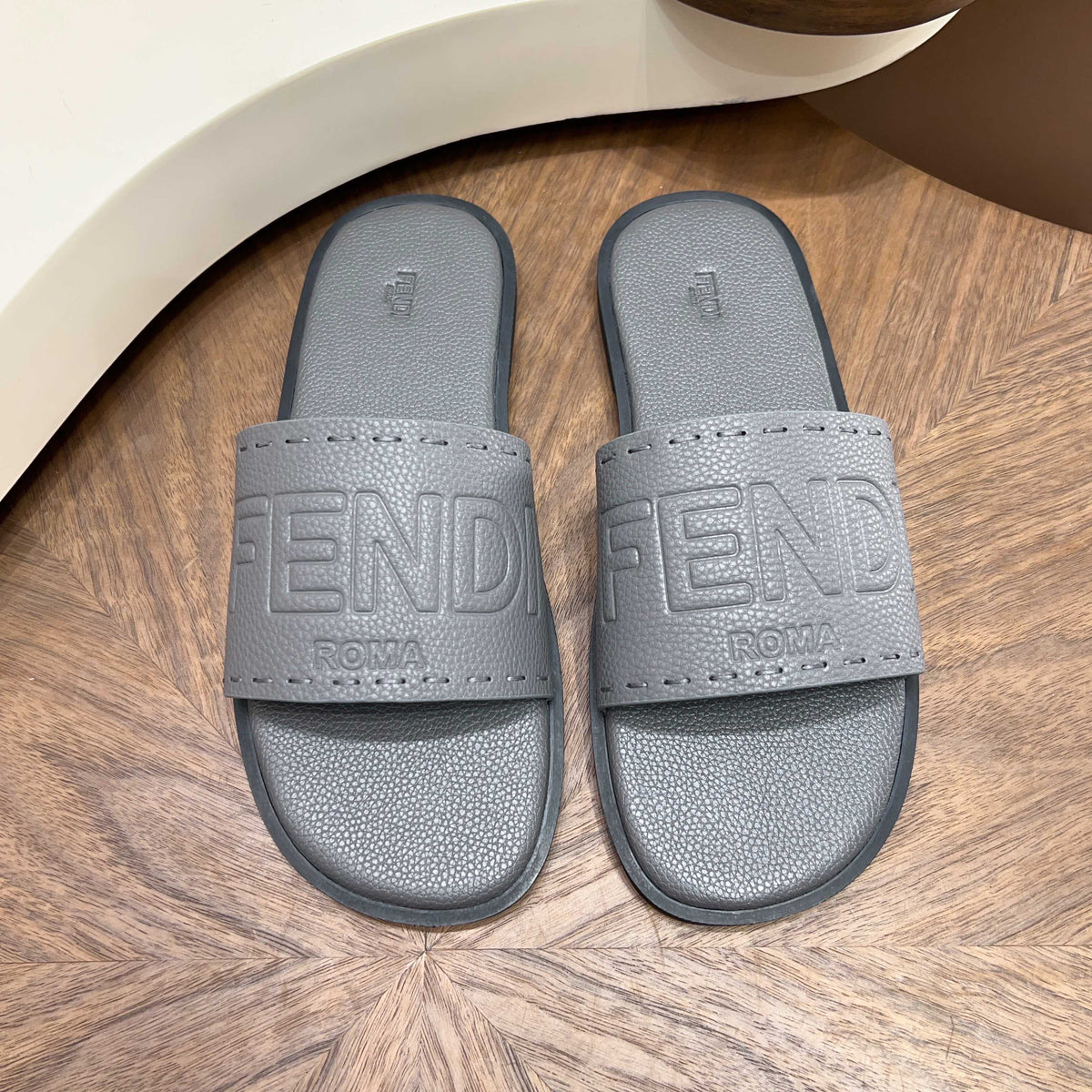 Шкіряні шльопанці Fendi з широкою перемичкою