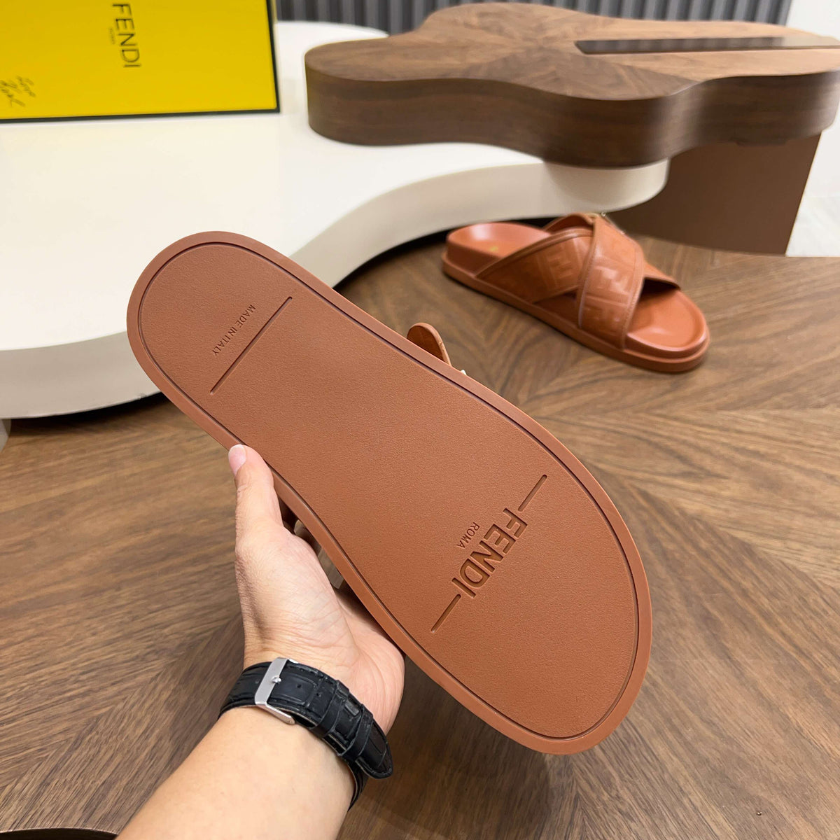 Шкіряні шльопанці Fendi з перехресними ремінцями