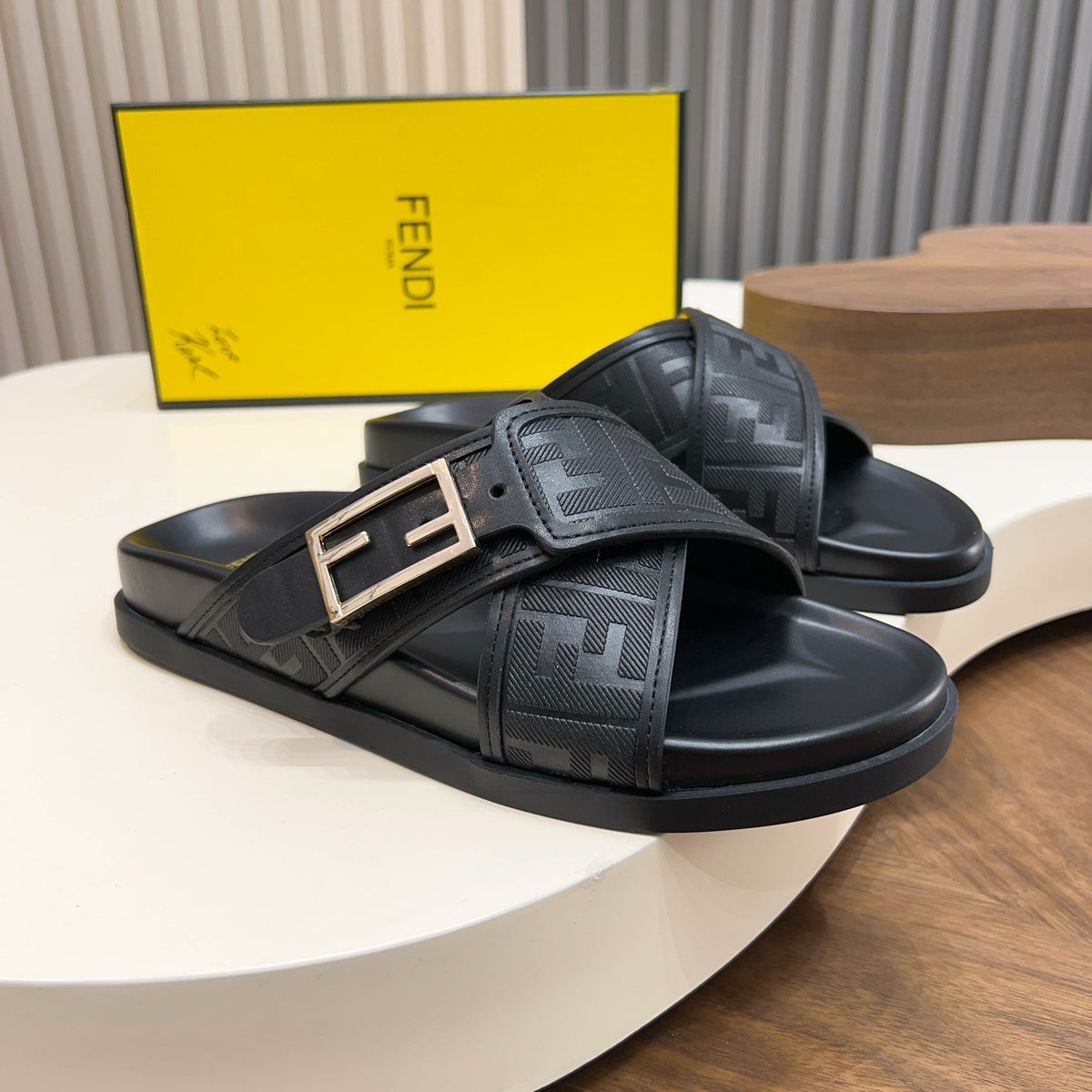 Шкіряні шльопанці Fendi з перехресними ремінцями