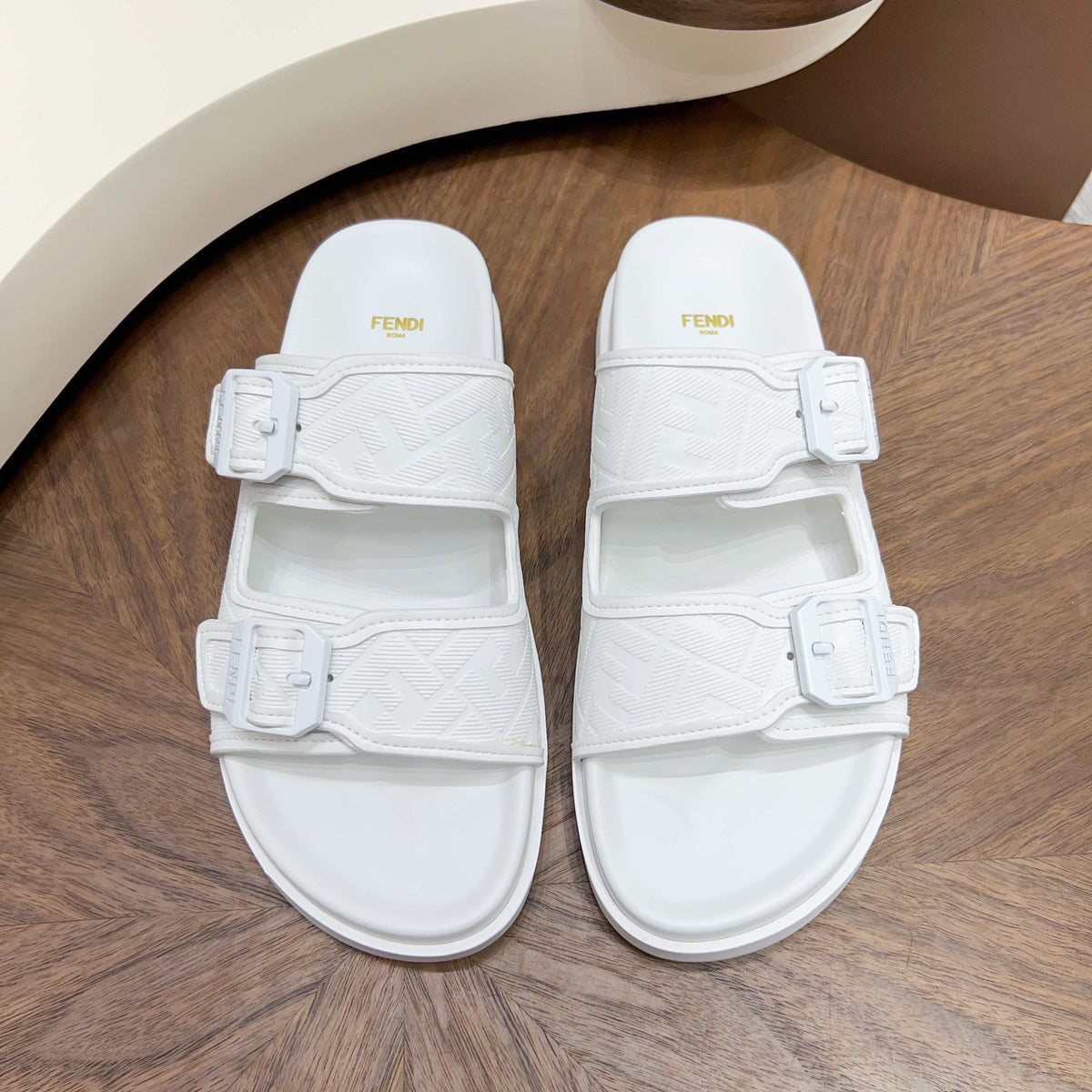 Шкіряні шльопанці Fendi з двома пряжками