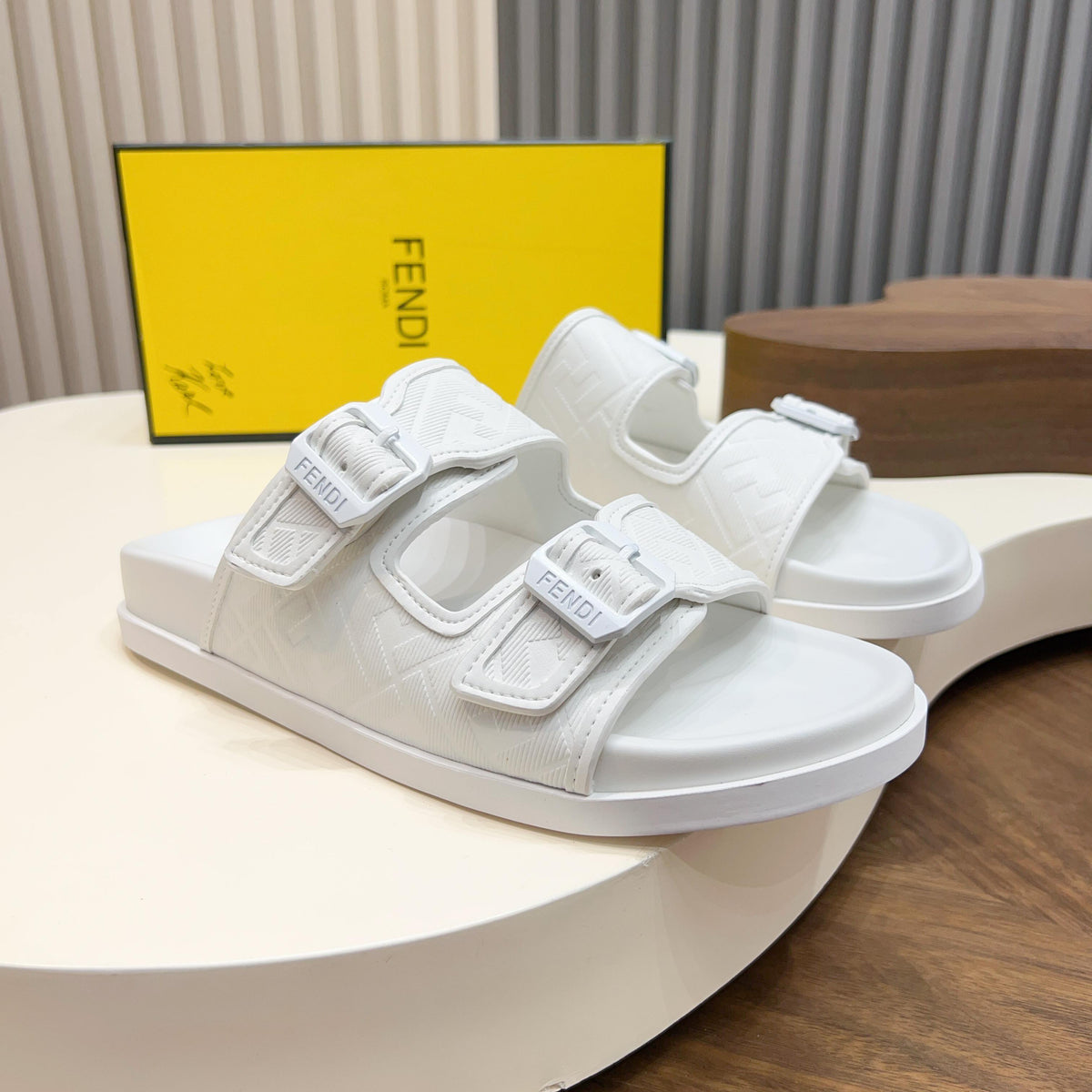Шкіряні шльопанці Fendi з двома пряжками