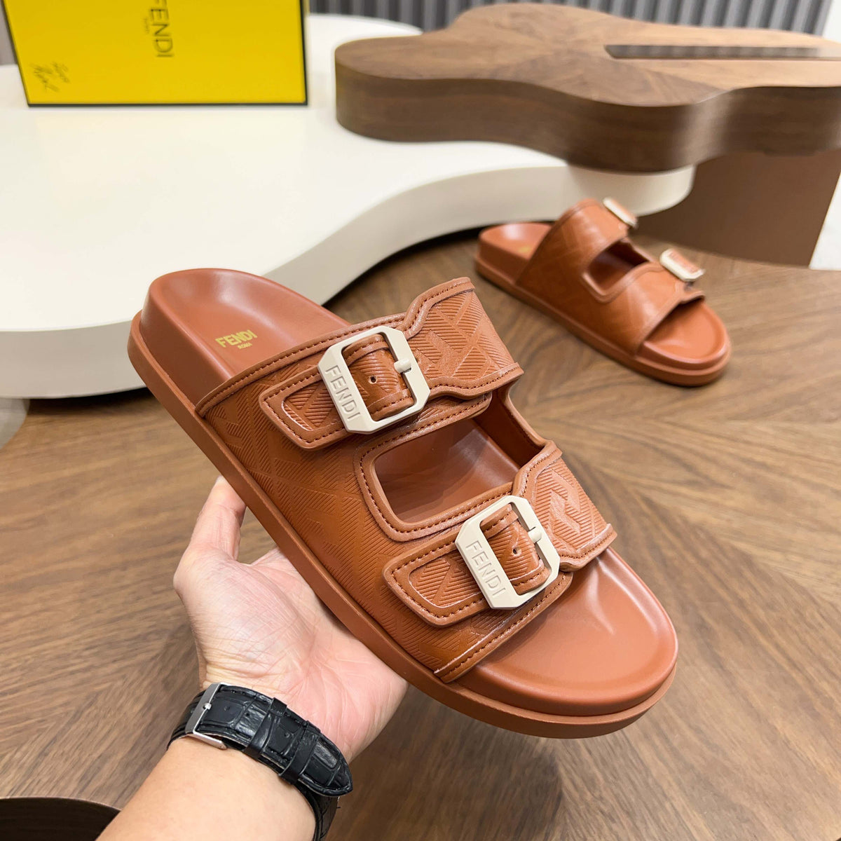 Шкіряні шльопанці Fendi з двома пряжками