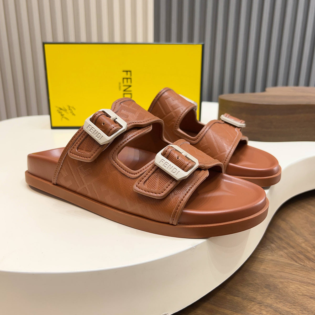 Шкіряні шльопанці Fendi з двома пряжками