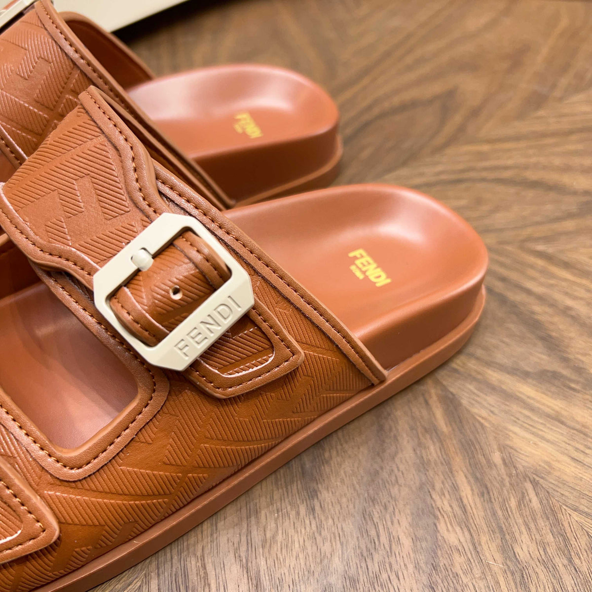 Шкіряні шльопанці Fendi з двома пряжками