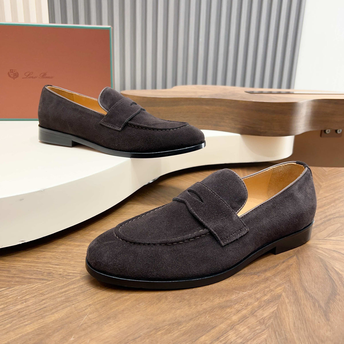 З нубуку з китицями лофери Loro Piana