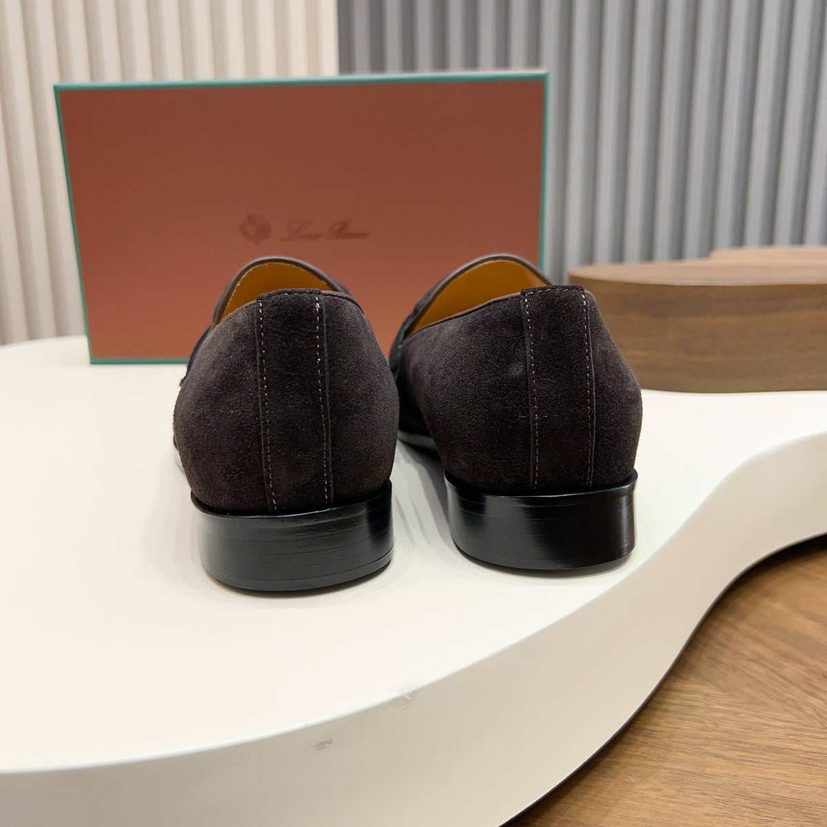 З нубуку з китицями лофери Loro Piana