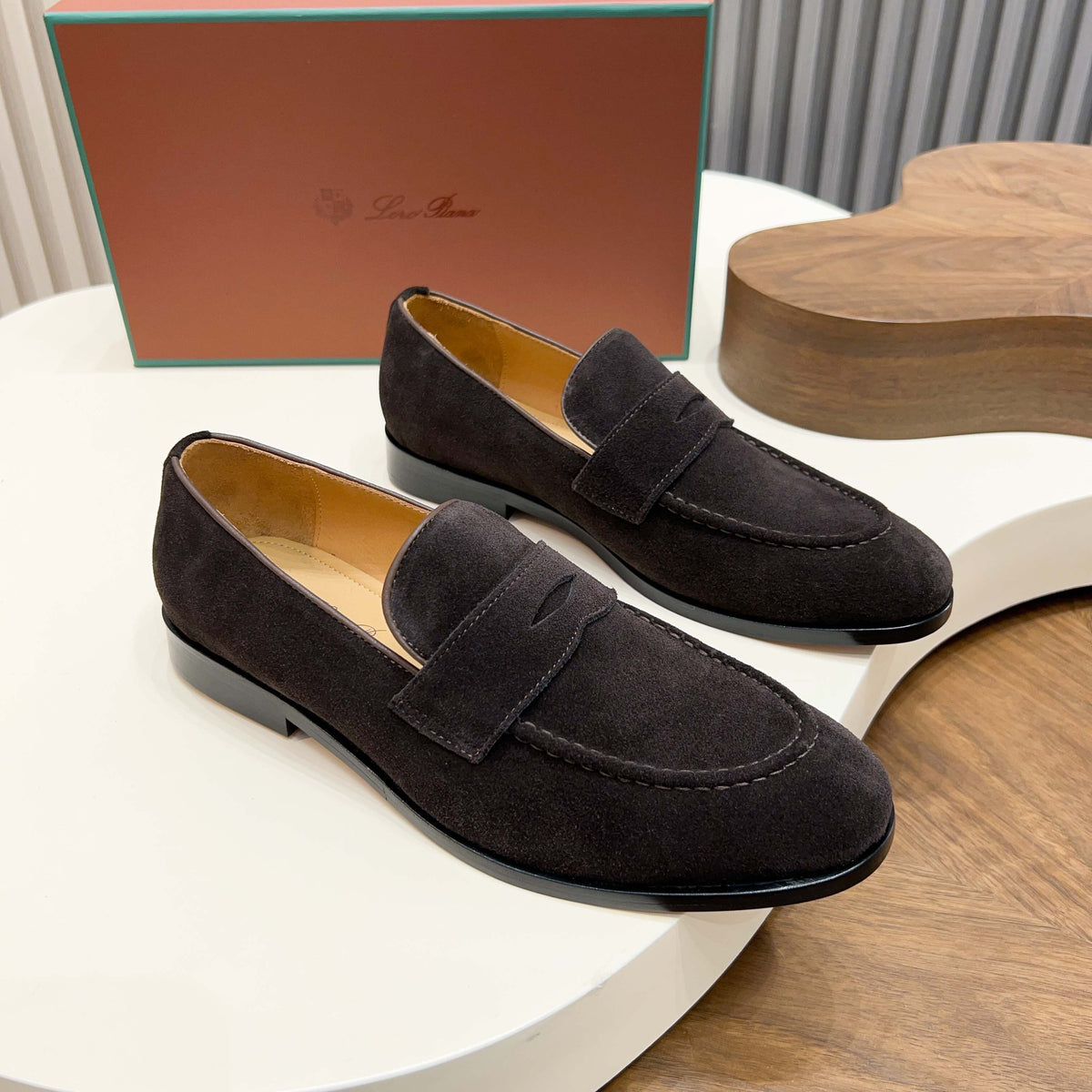З нубуку з китицями лофери Loro Piana