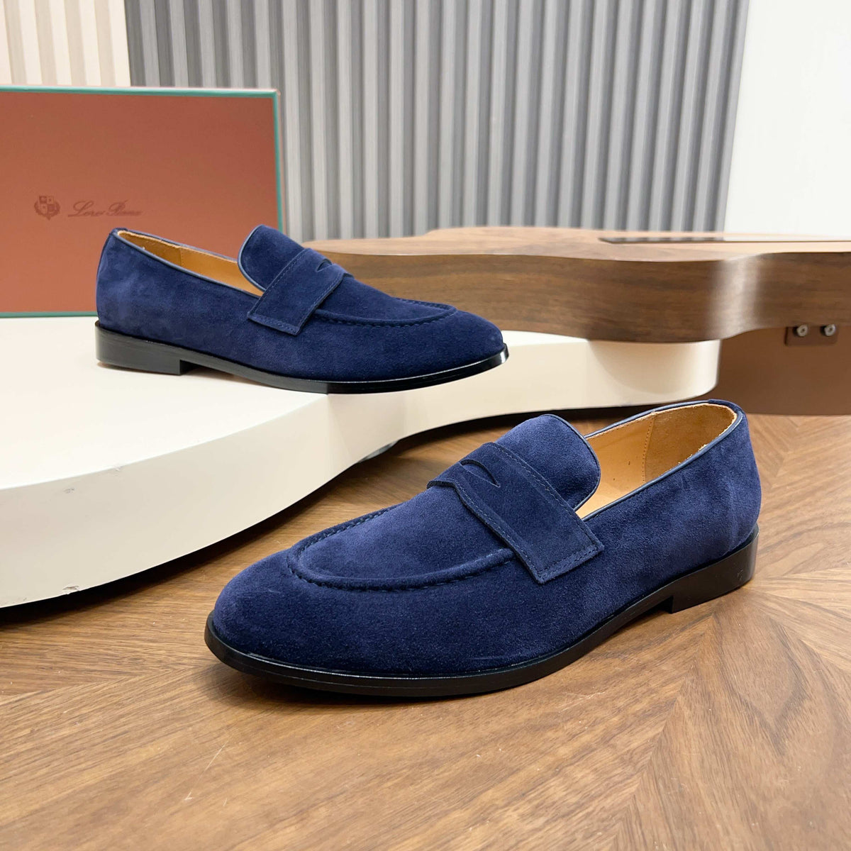 З нубуку з китицями лофери Loro Piana