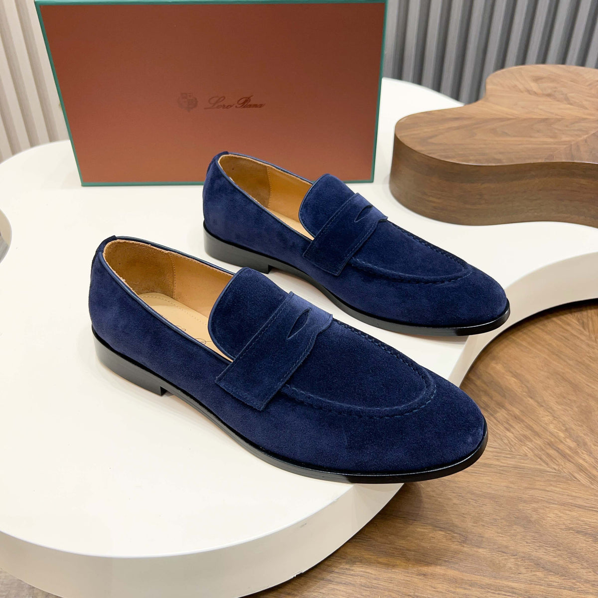 З нубуку з китицями лофери Loro Piana