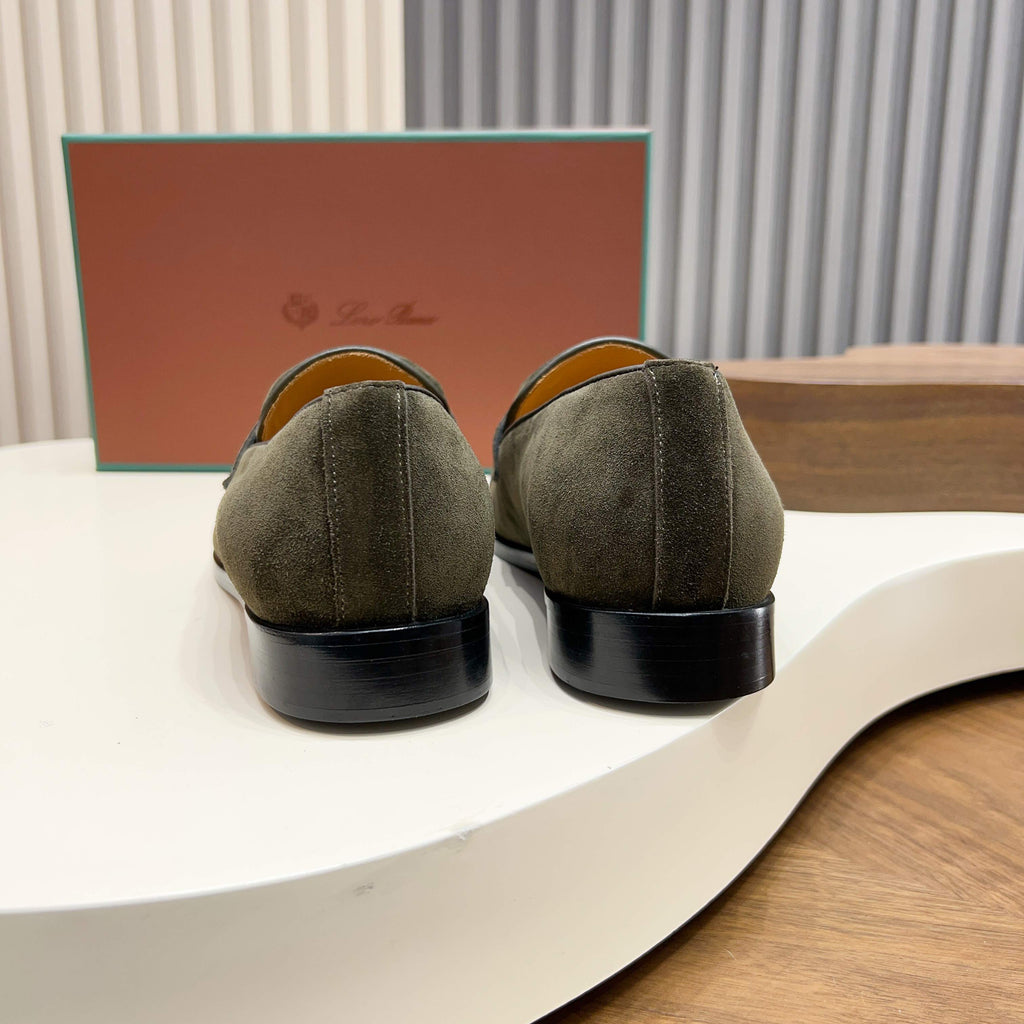З нубуку з китицями лофери Loro Piana