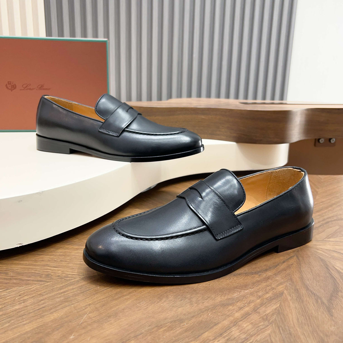 З нубуку з китицями лофери Loro Piana