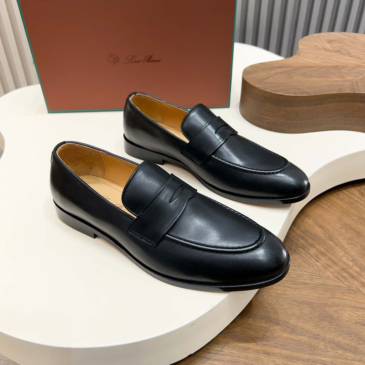З нубуку з китицями лофери Loro Piana