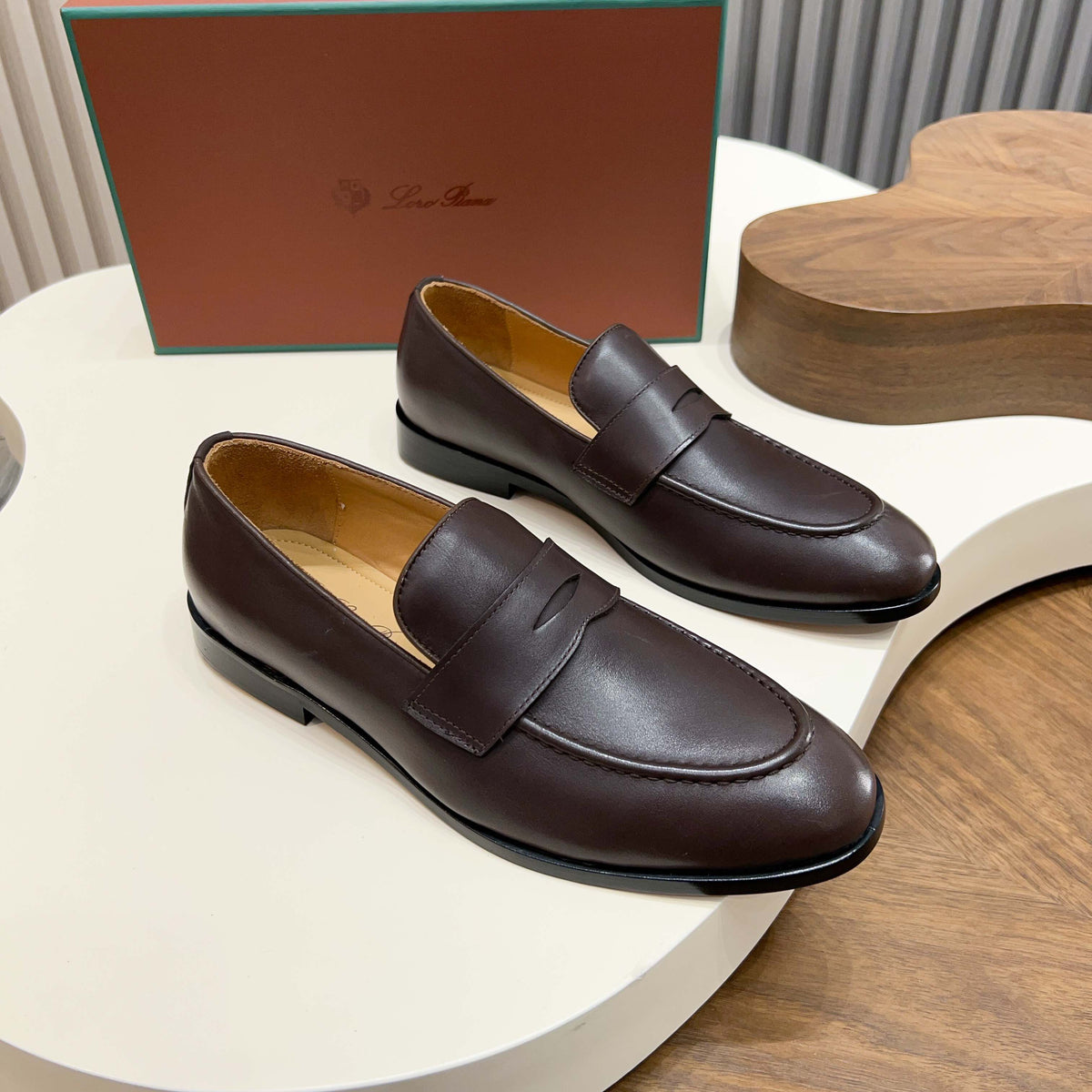 З нубуку з китицями лофери Loro Piana