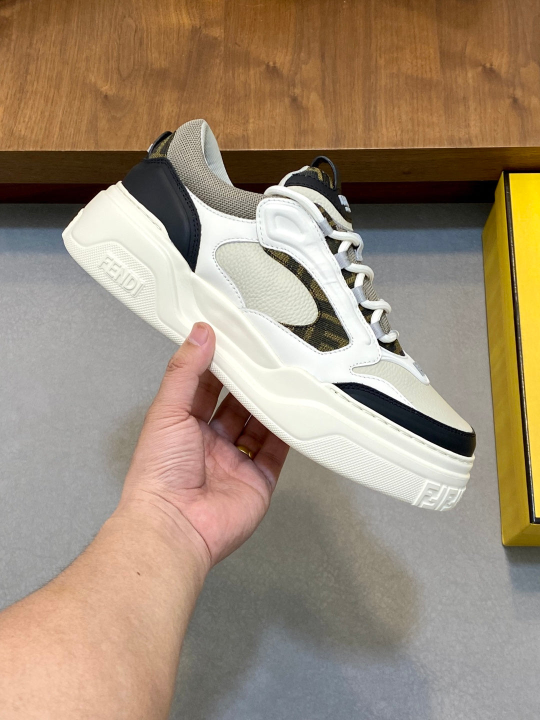 Шкіряні кросівки Fendi з телячої шкіри
