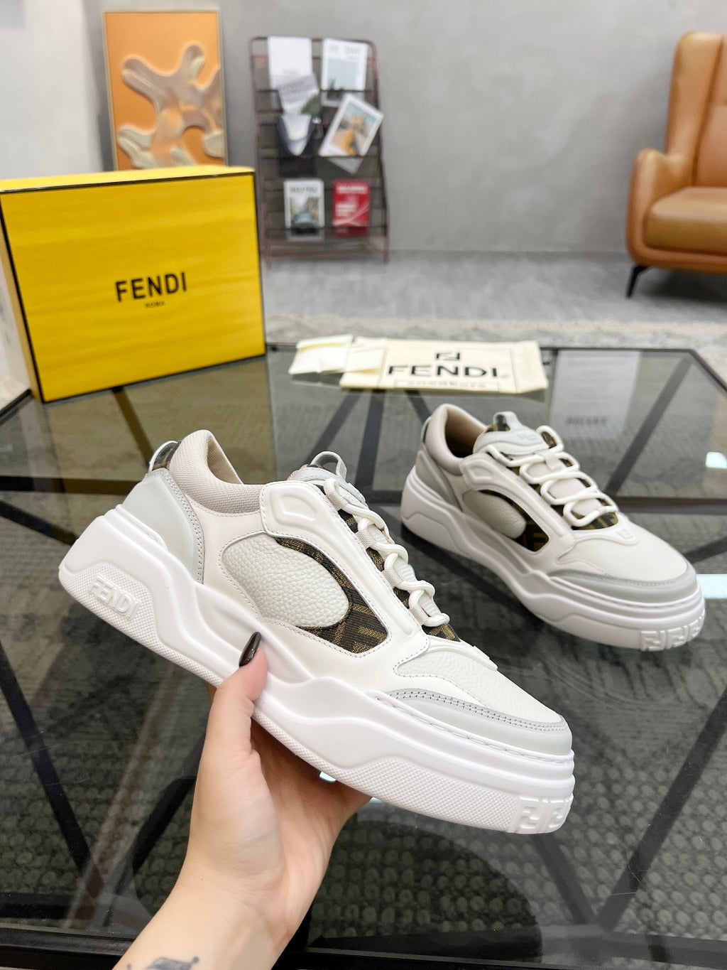 Шкіряні кросівки Fendi