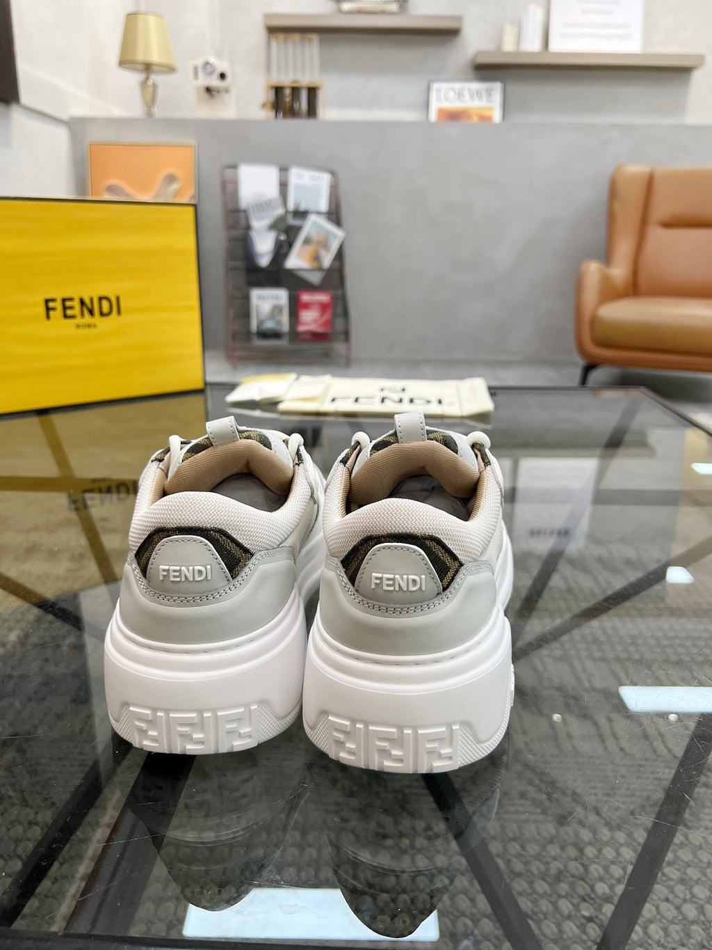 Шкіряні кросівки Fendi