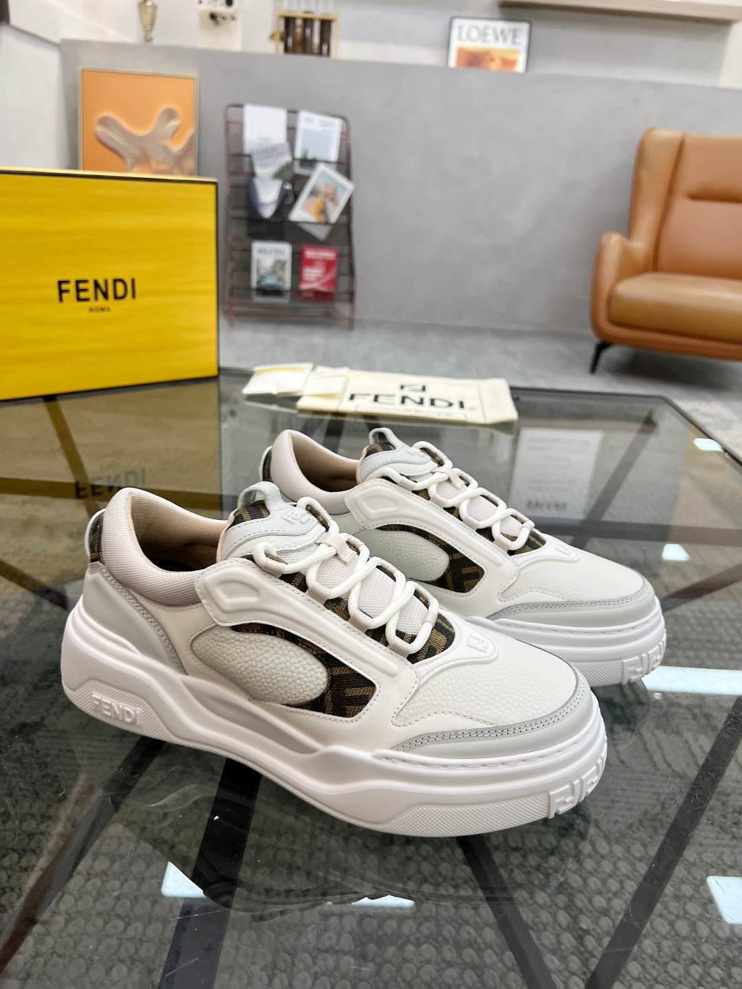 Шкіряні кросівки Fendi