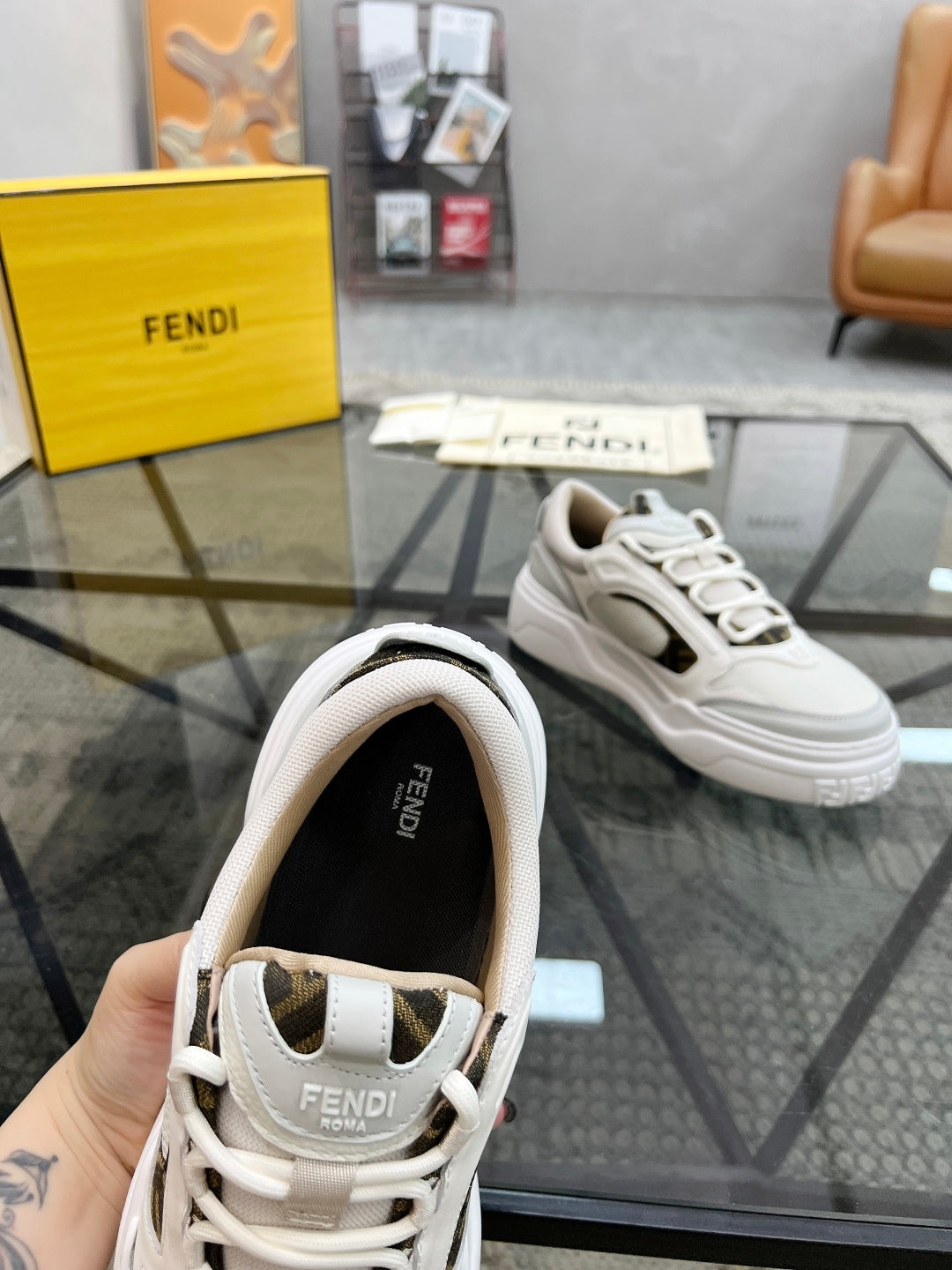 Шкіряні кросівки Fendi