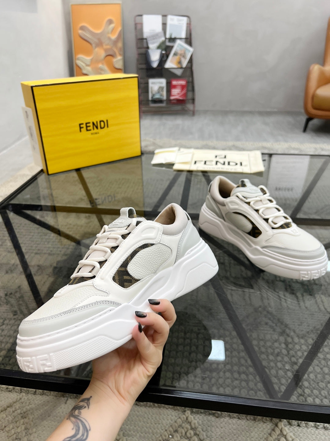 Шкіряні кросівки Fendi