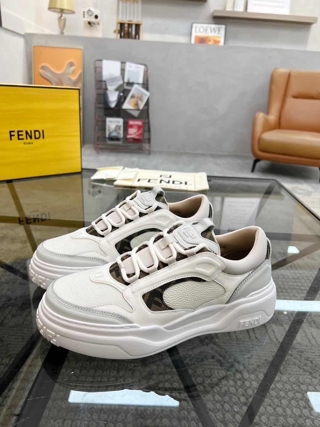 Шкіряні кросівки Fendi