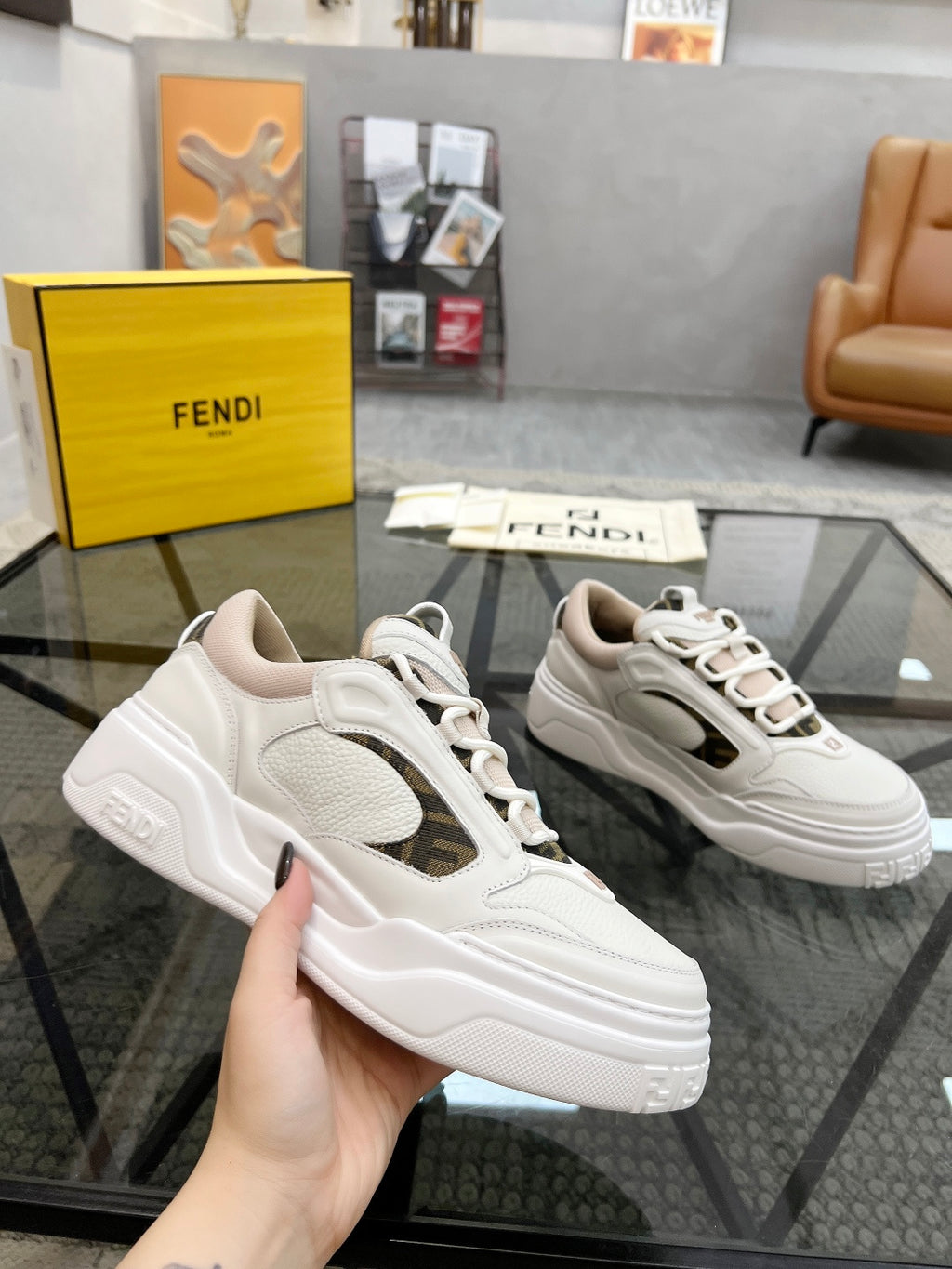 Шкіряні кросівки Fendi