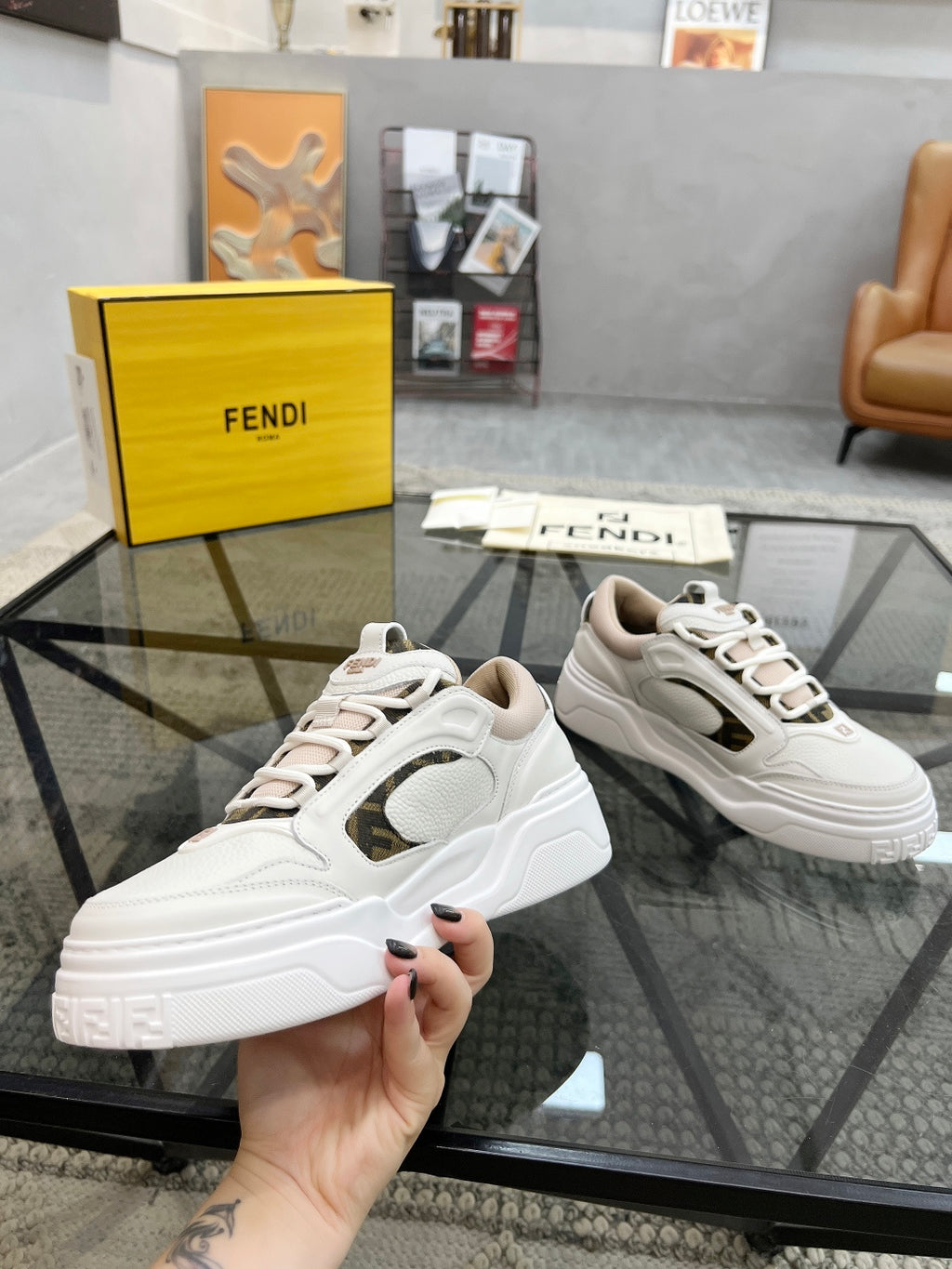 Шкіряні кросівки Fendi