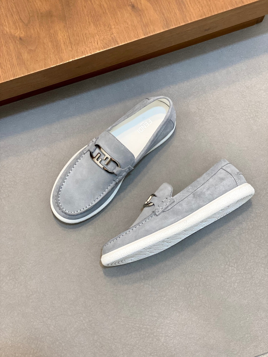 Шкіряні лофери Fendi з металевим декором