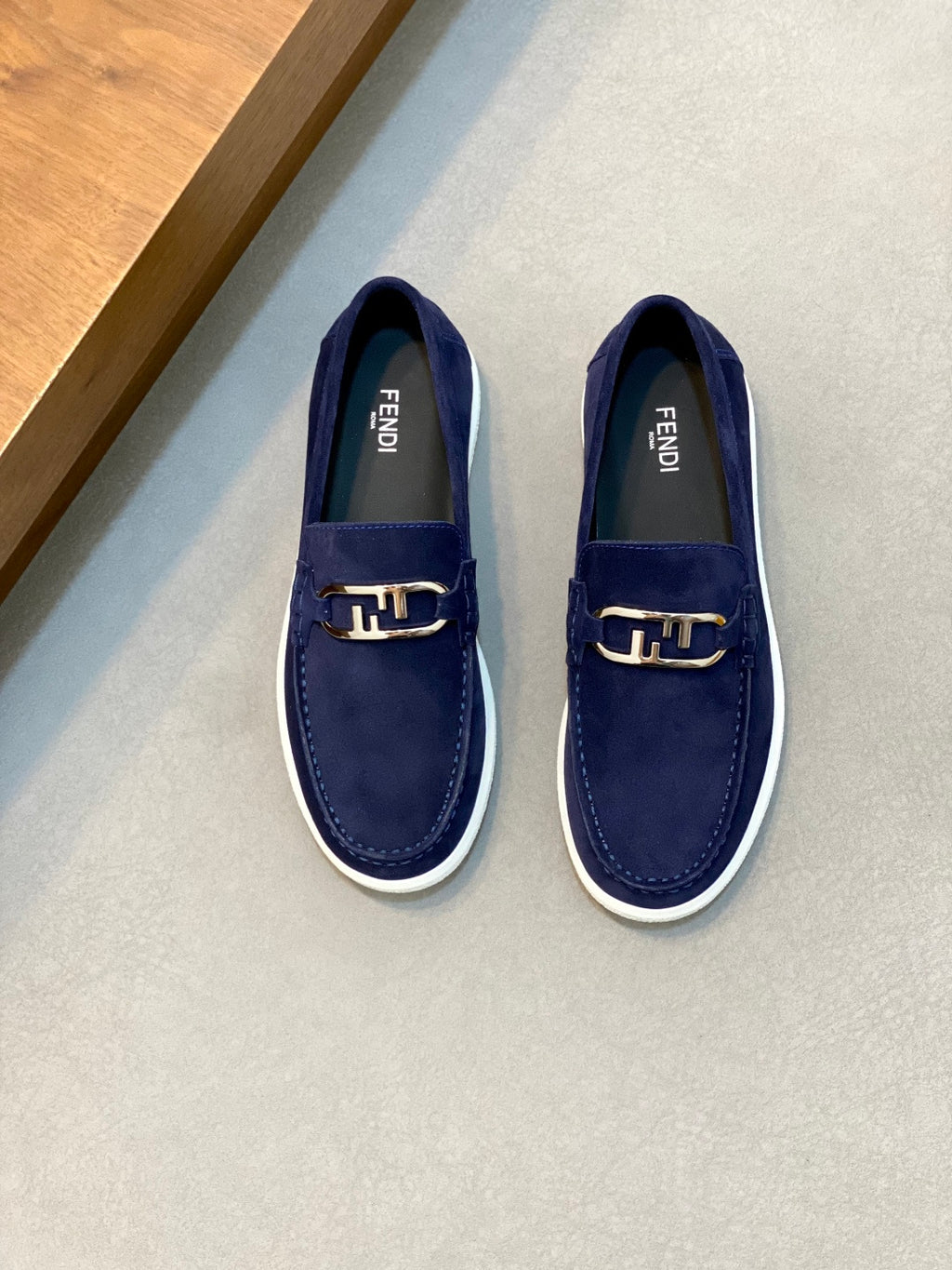 Шкіряні лофери Fendi з металевим декором