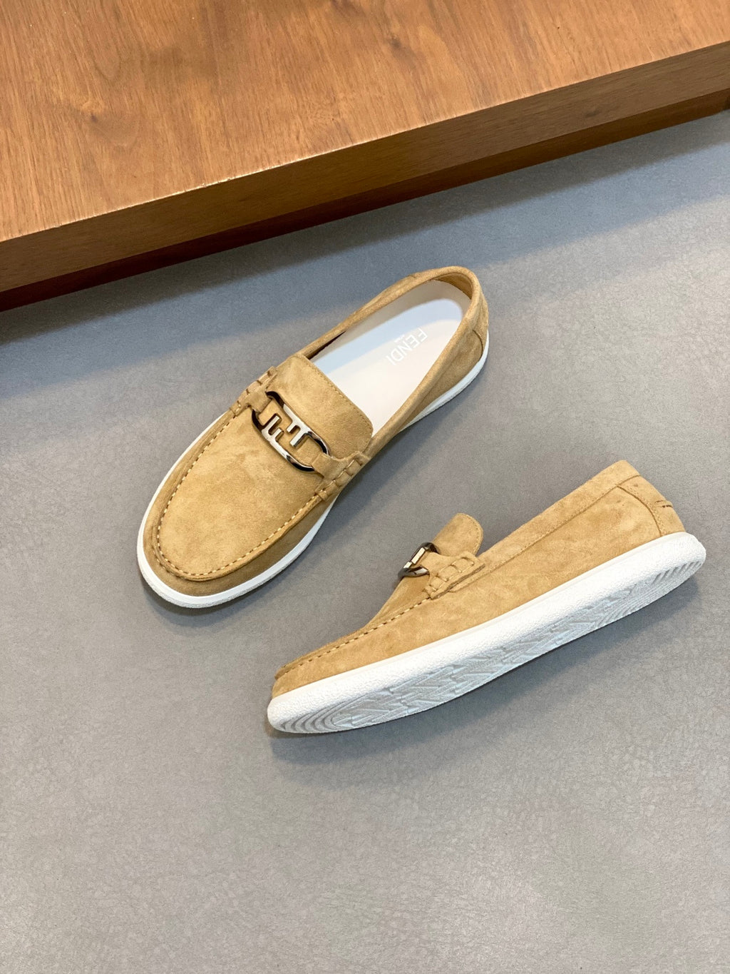 Шкіряні лофери Fendi з металевим декором