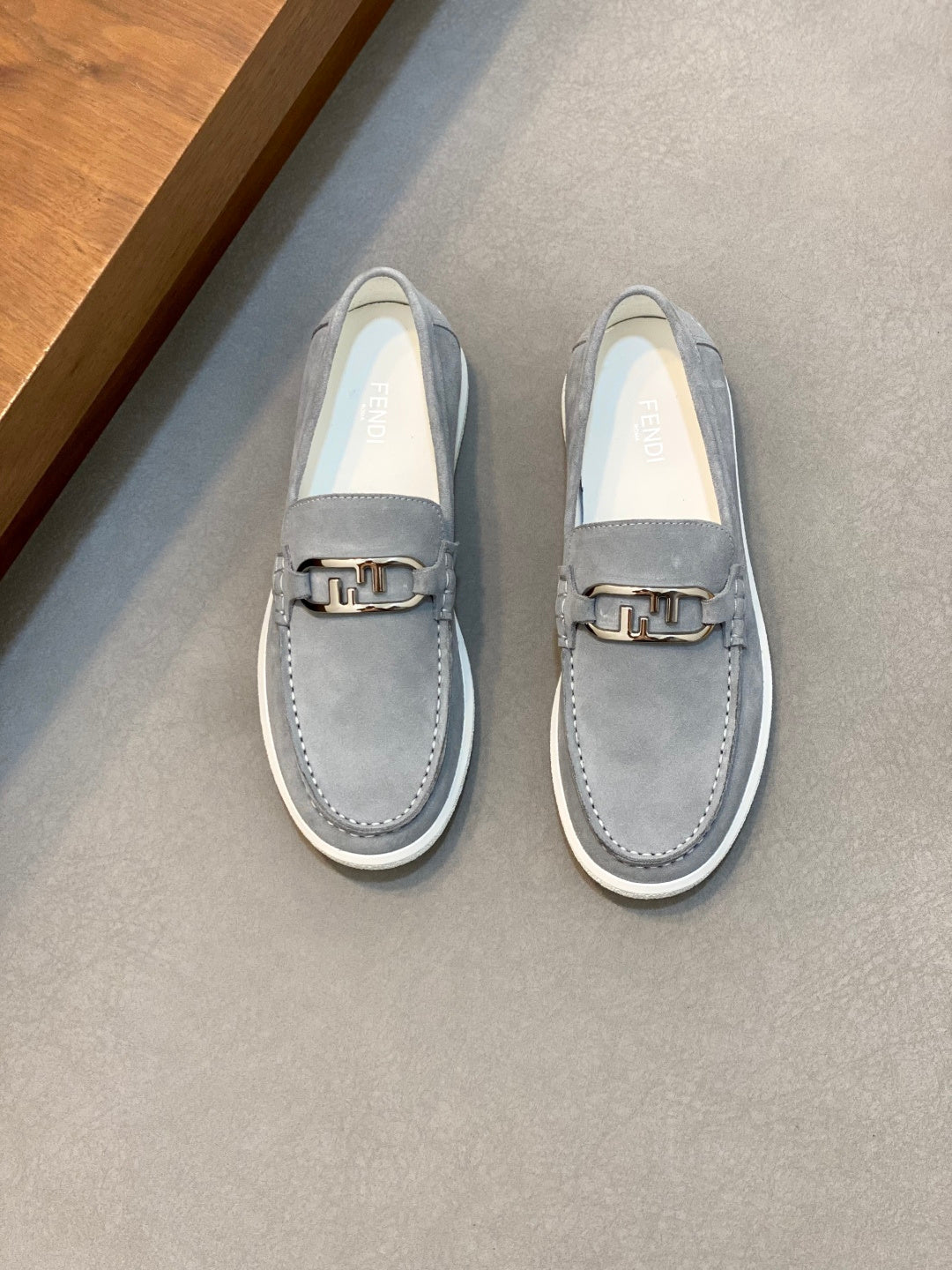 Шкіряні лофери Fendi з металевим декором