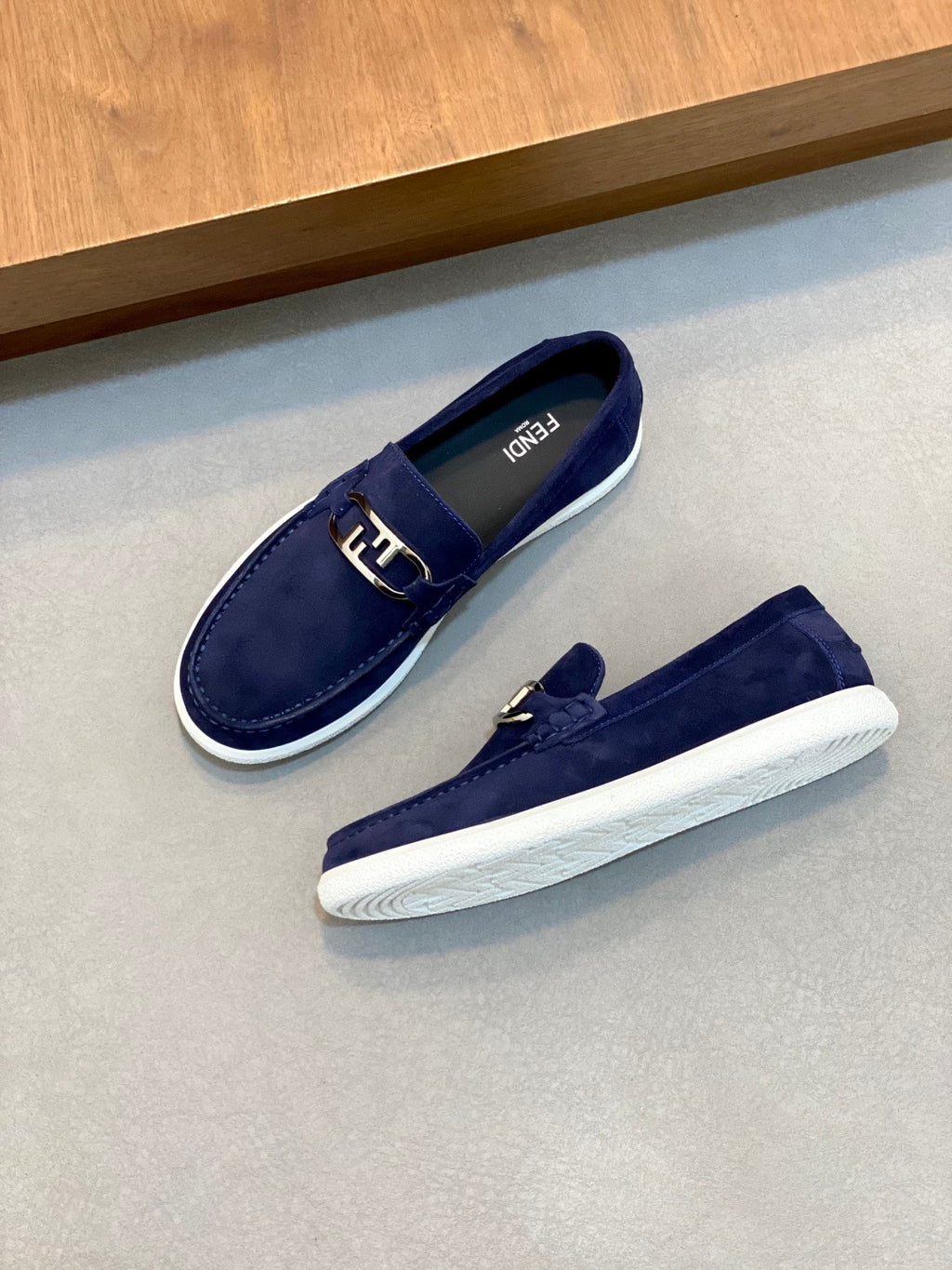 Шкіряні лофери Fendi з металевим декором