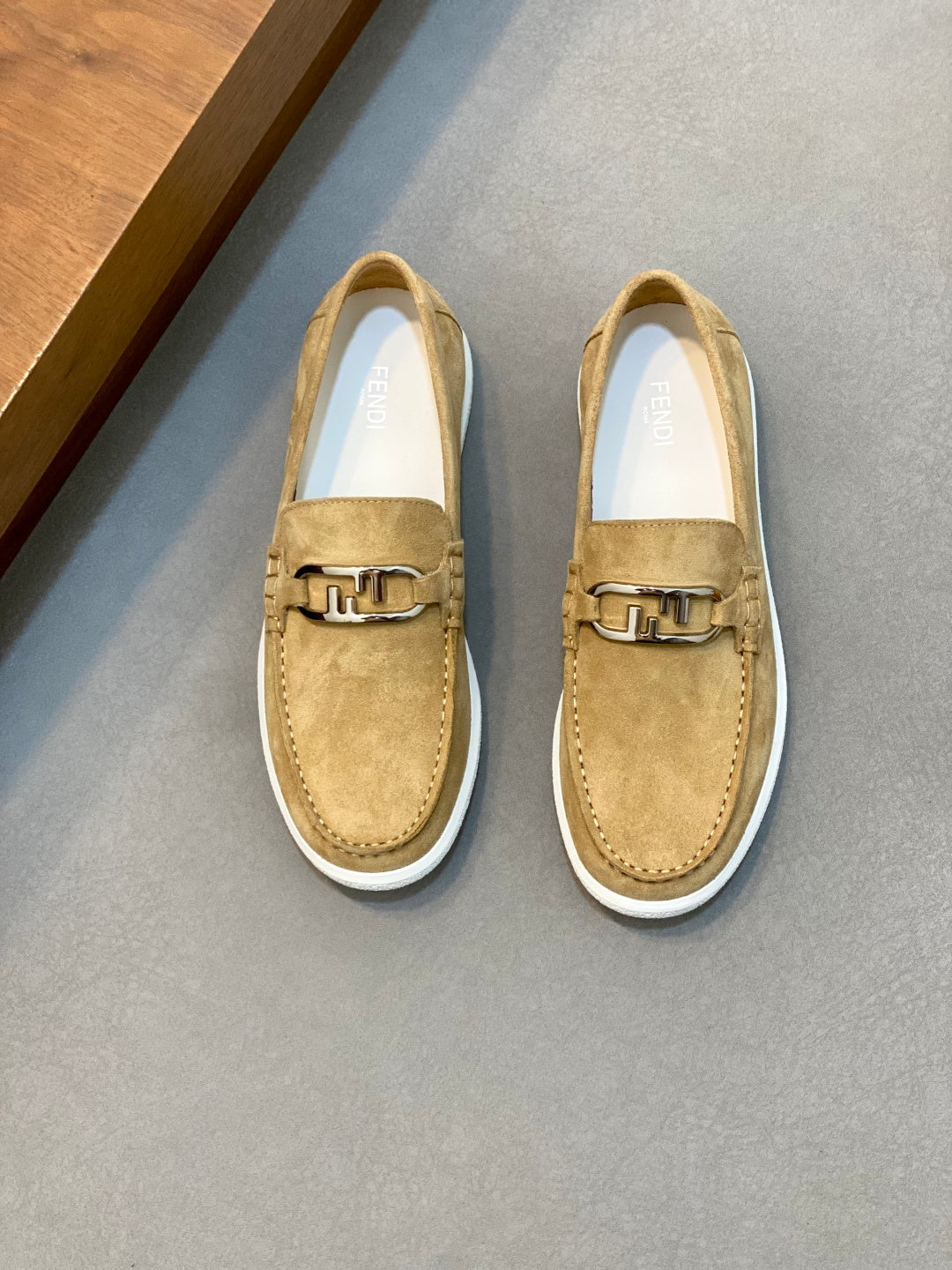 Шкіряні лофери Fendi з металевим декором