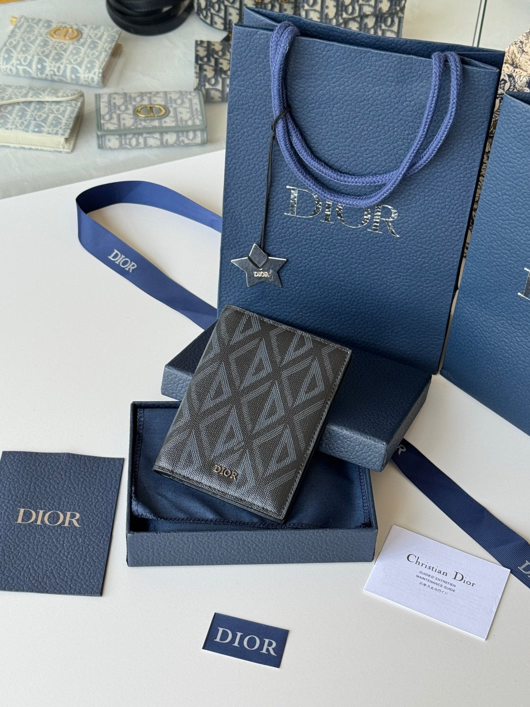 Обкладинка для паспорта Dior Saddle з натуральної шкіри — фото 1