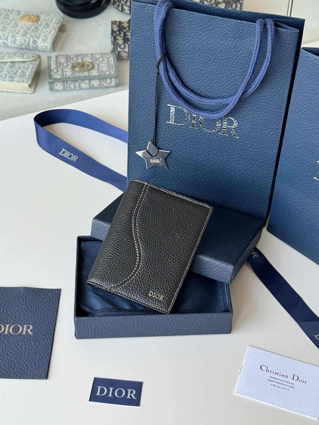 Обкладинка для паспорта Dior Saddle з натуральної шкіри — фото 1