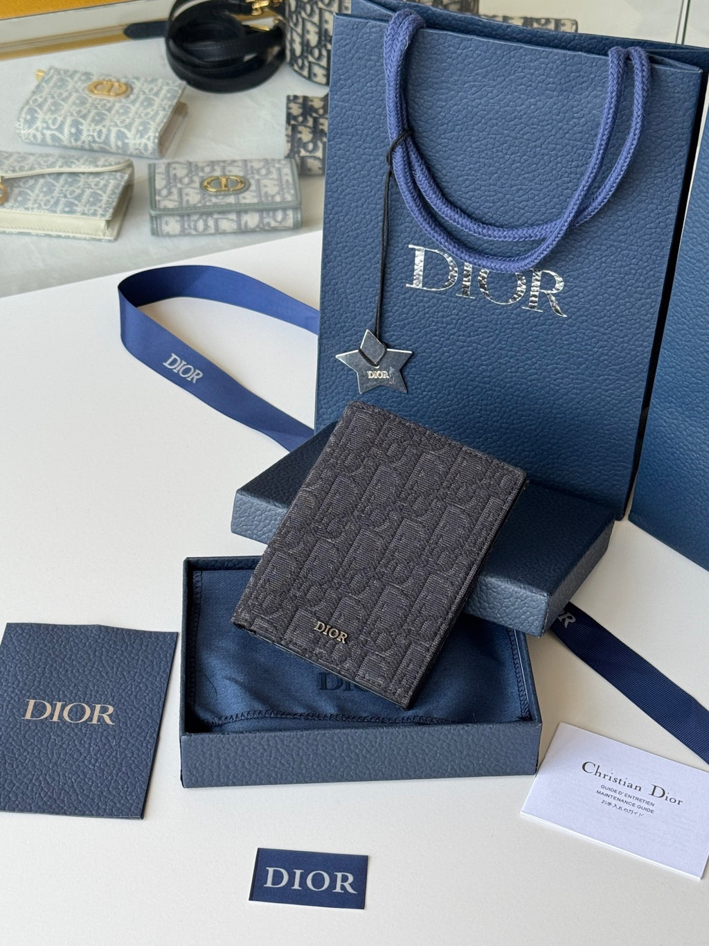 Обкладинка для паспорта Dior Saddle з натуральної шкіри — фото 1