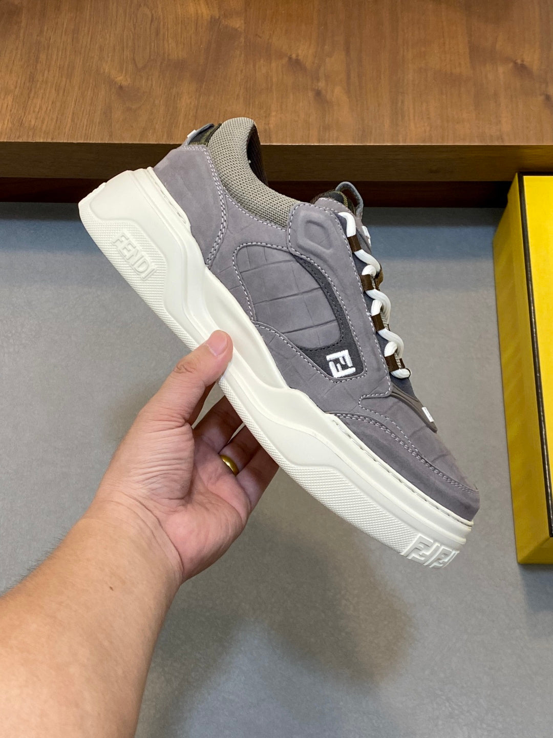 Шкіряні кросівки Fendi з телячої шкіри