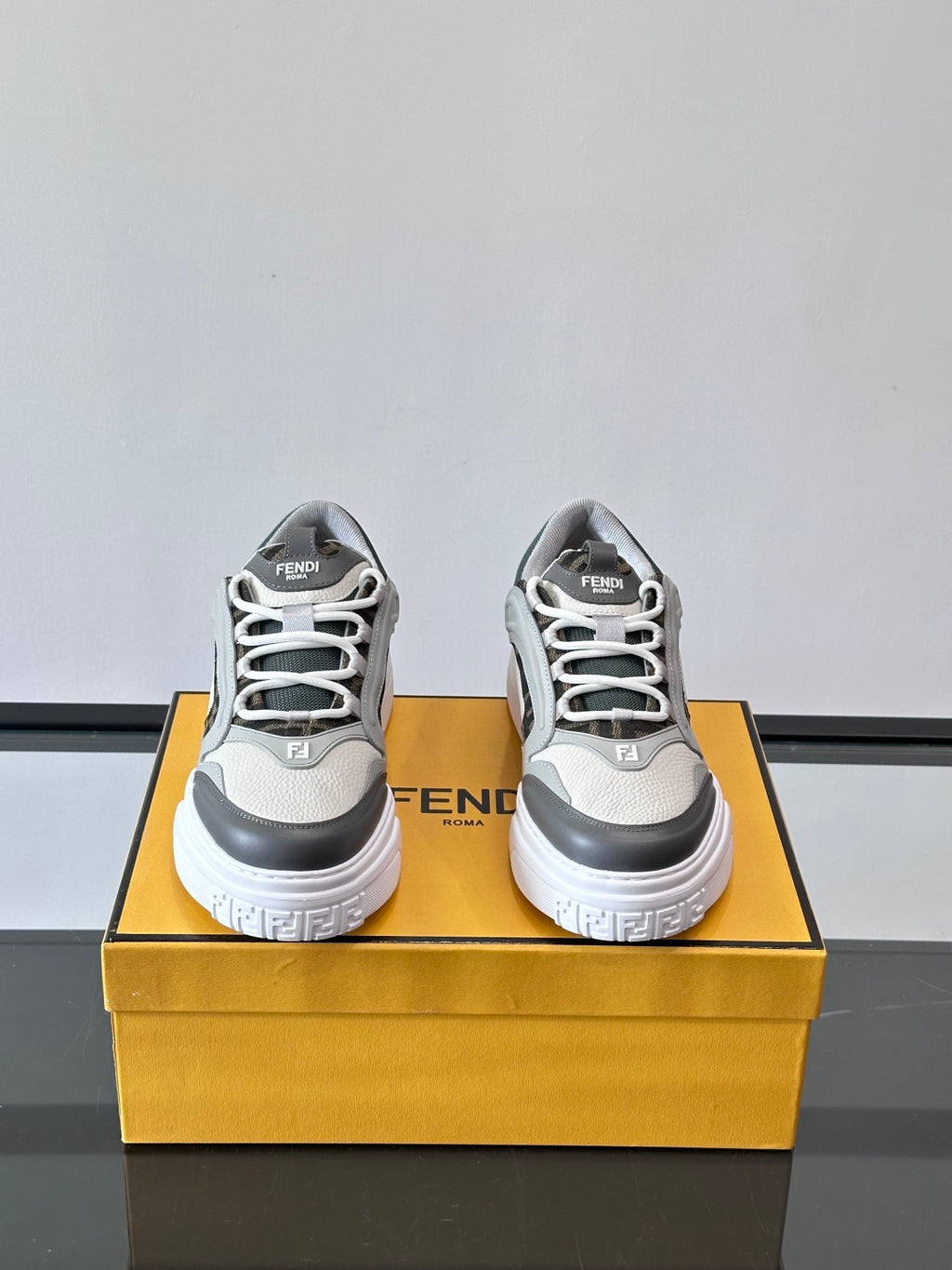 Шкіряні кросівки Fendi із сіткою