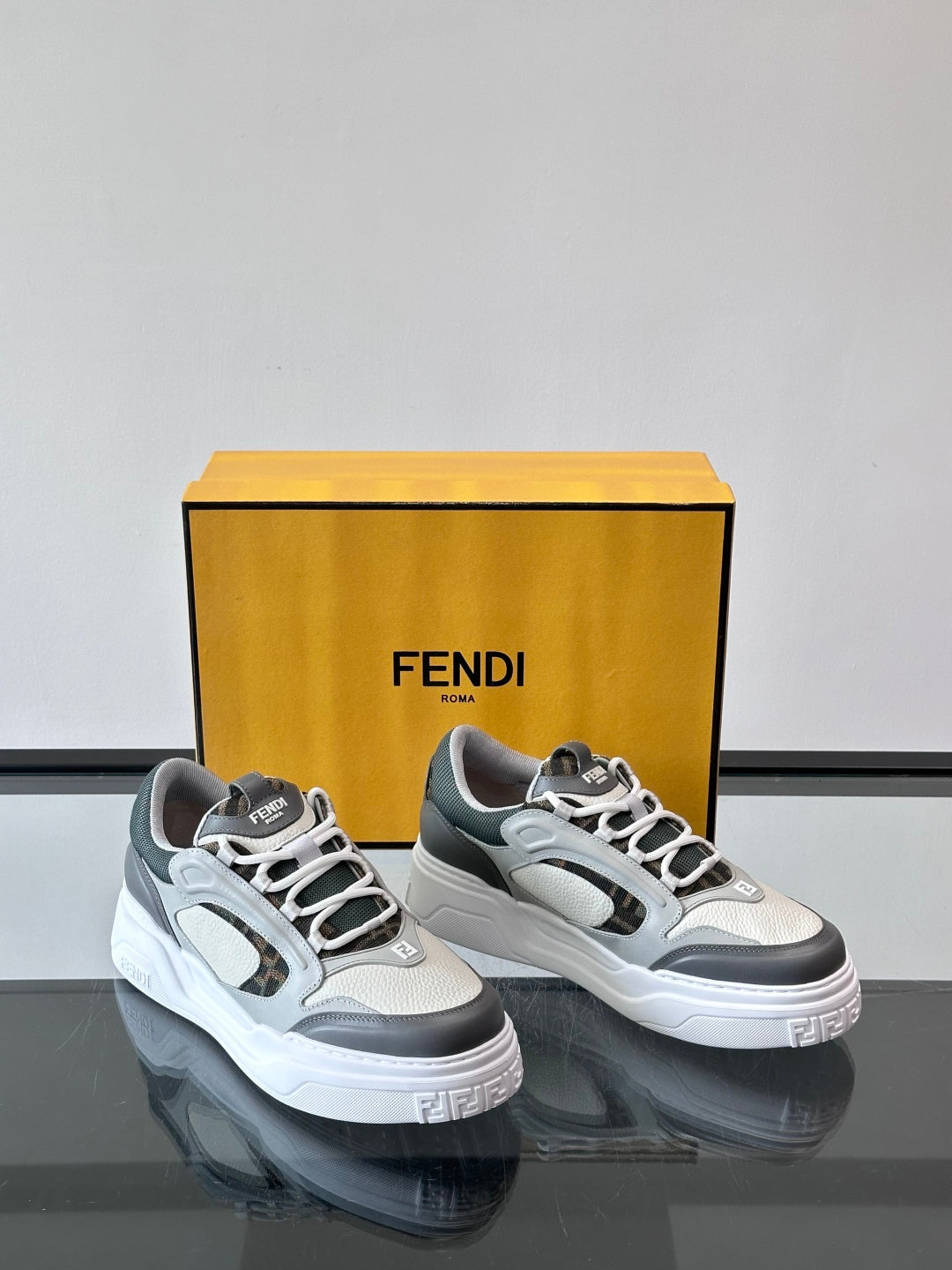 Шкіряні кросівки Fendi із сіткою