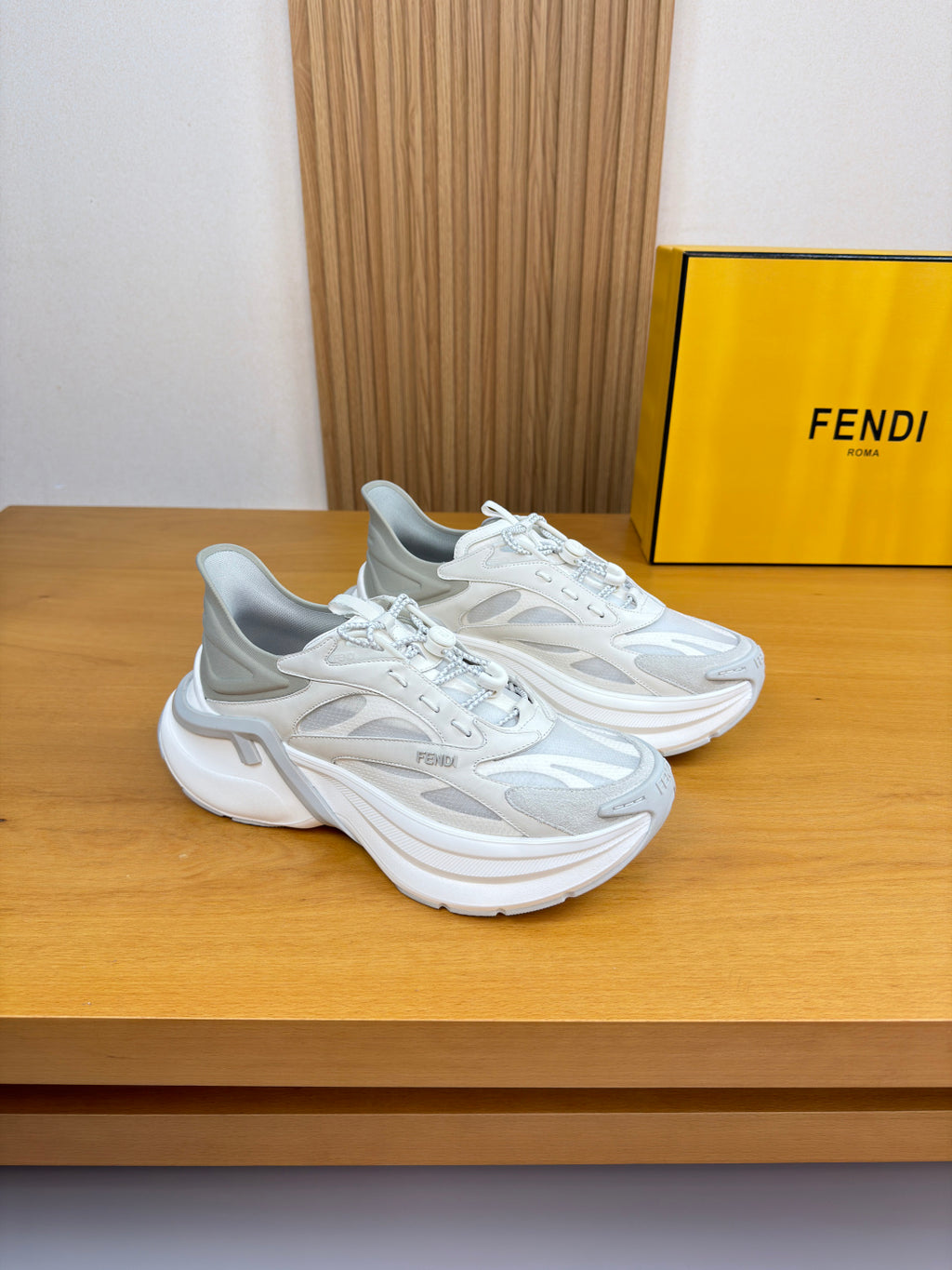 Шкіряні кросівки Fendi із замшею та канвасом
