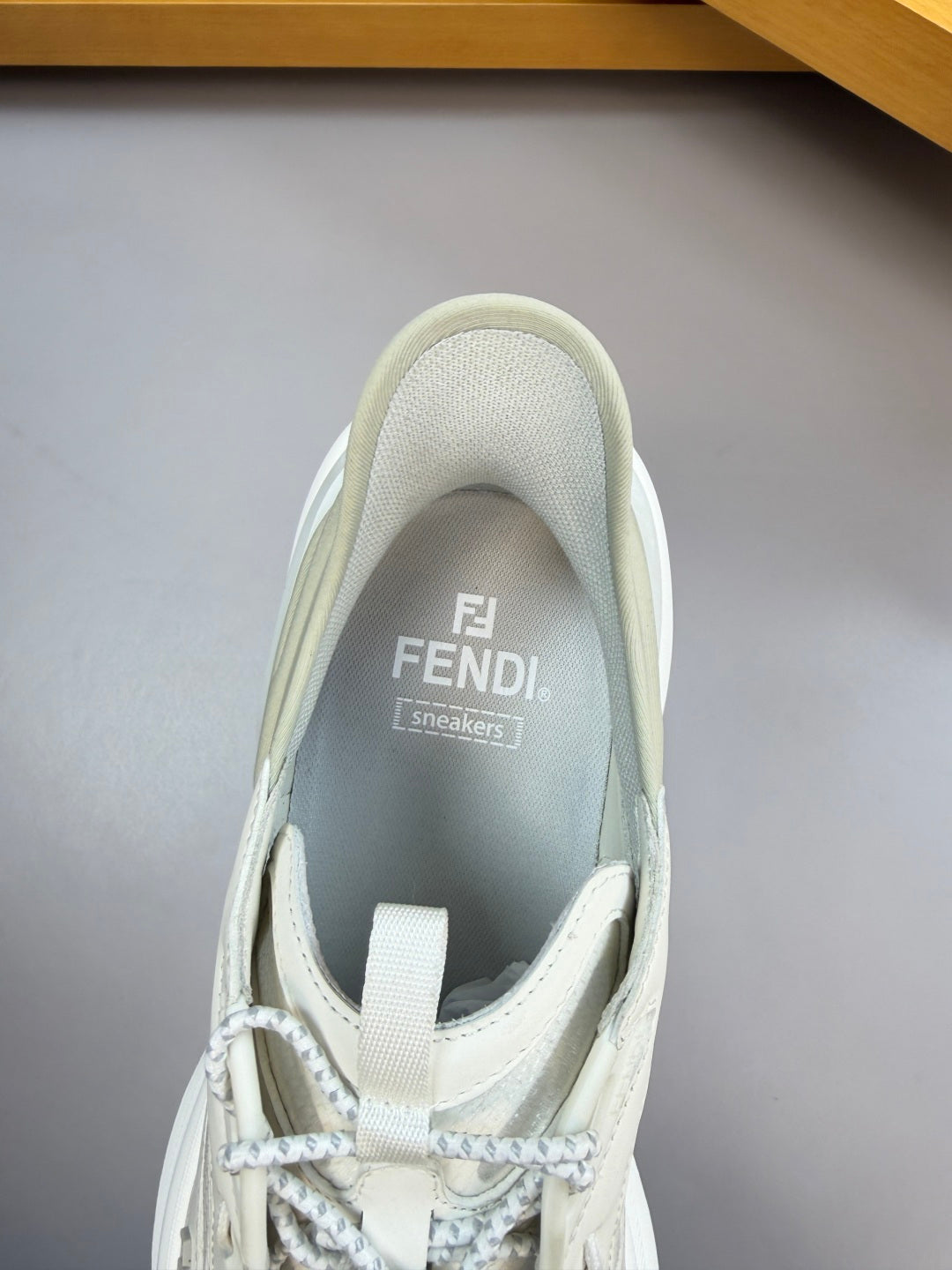 Шкіряні кросівки Fendi із замшею та канвасом