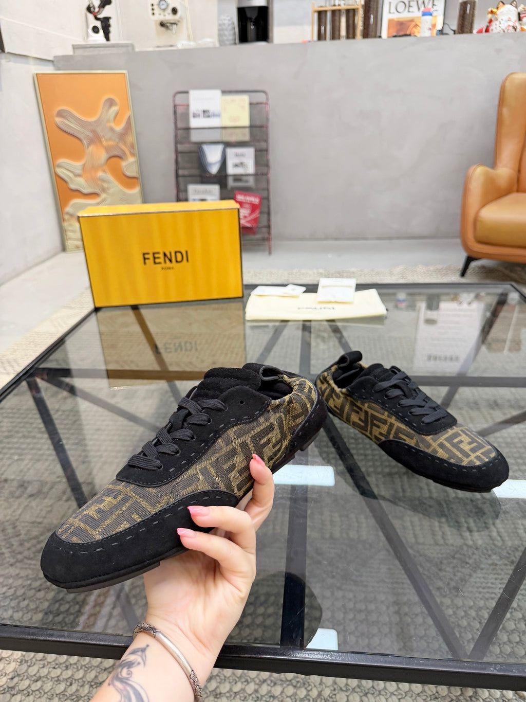 Замшеві кросівки Fendi з текстильними вставками