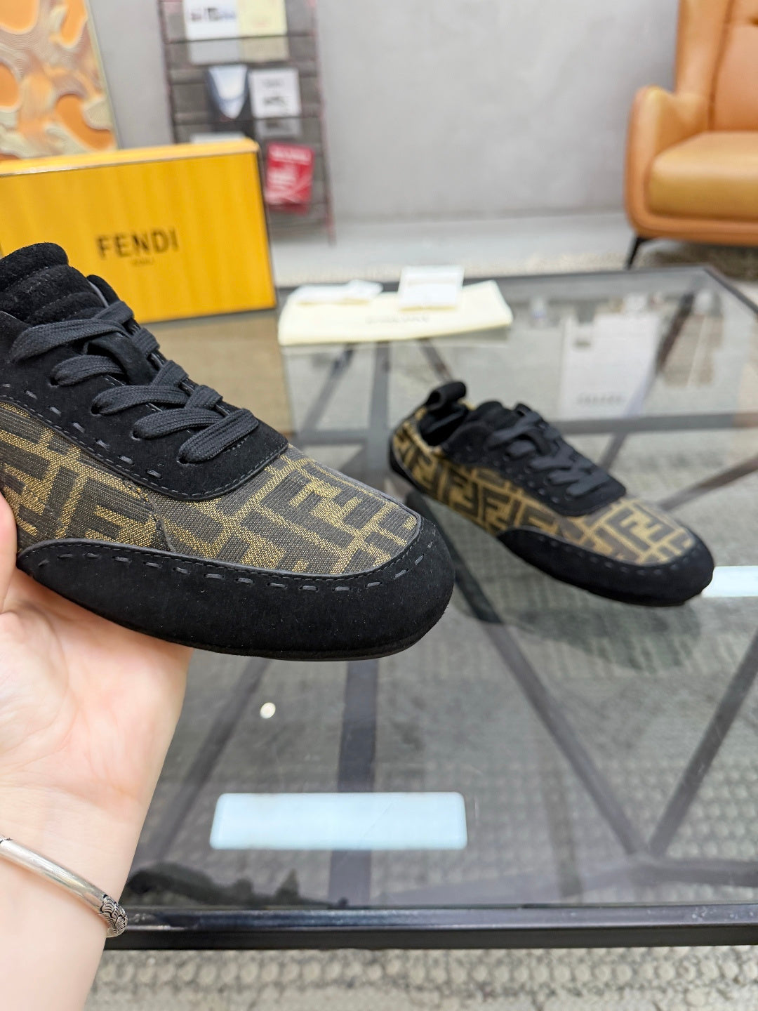 Замшеві кросівки Fendi з текстильними вставками