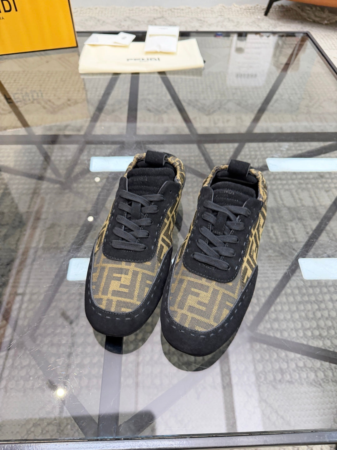 Замшеві кросівки Fendi з текстильними вставками
