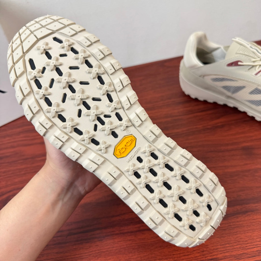 Шкіряні з текстилем кросівки Moncler Trailgrip LP — молочний