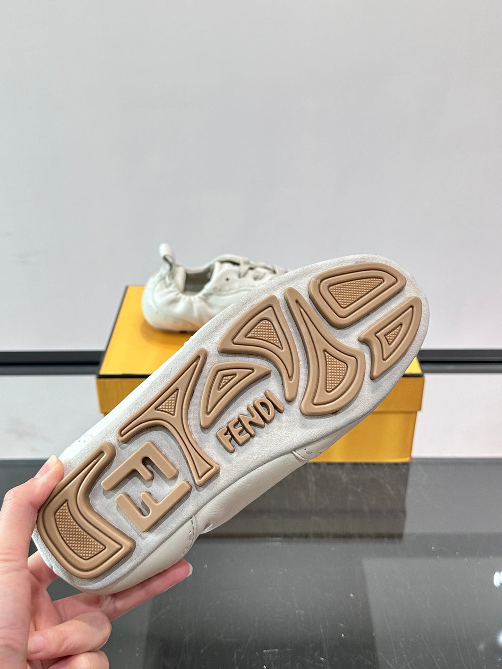 Шкіряні кросівки Fendi у ретростилі