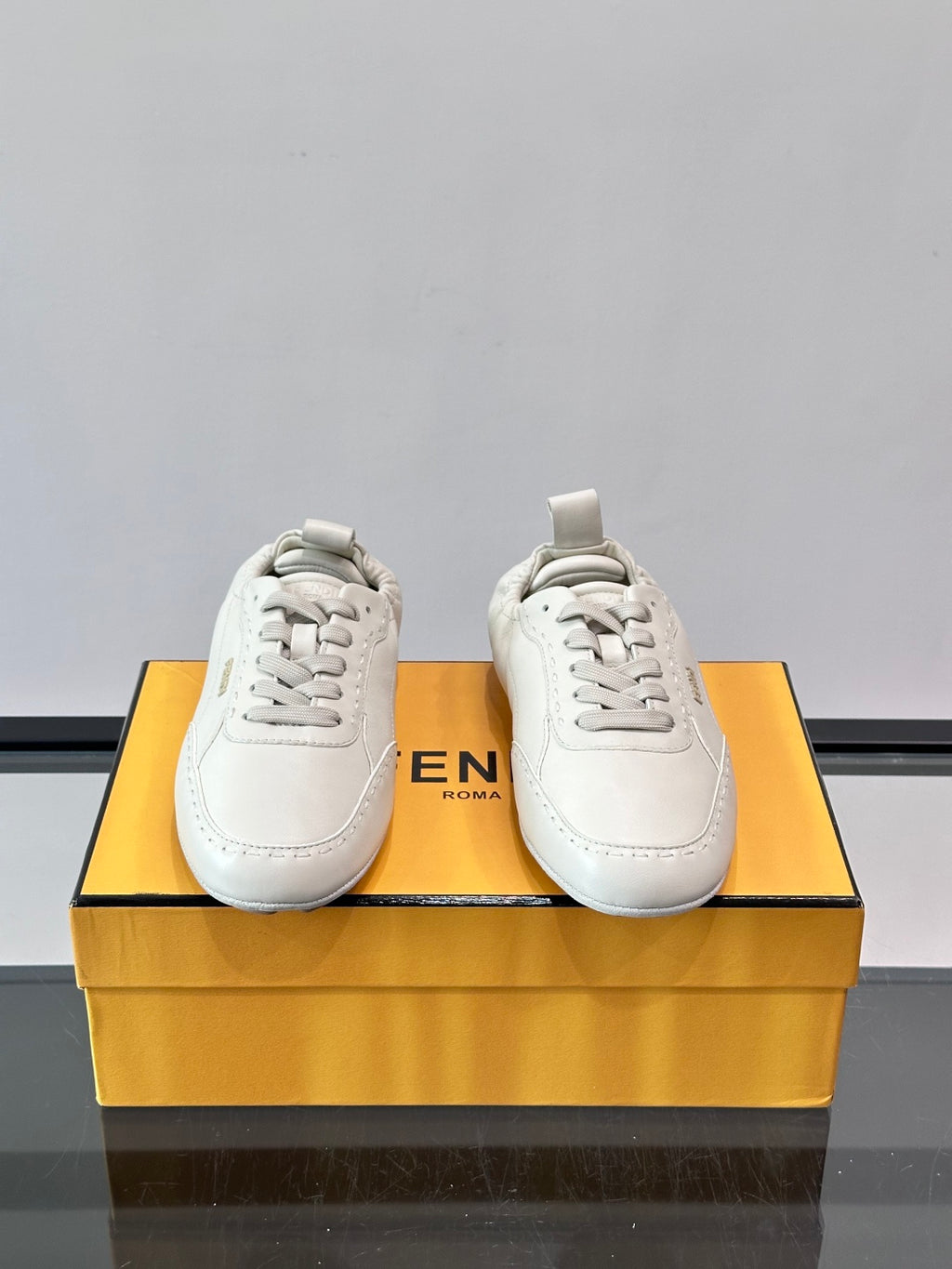 Шкіряні кросівки Fendi у ретростилі