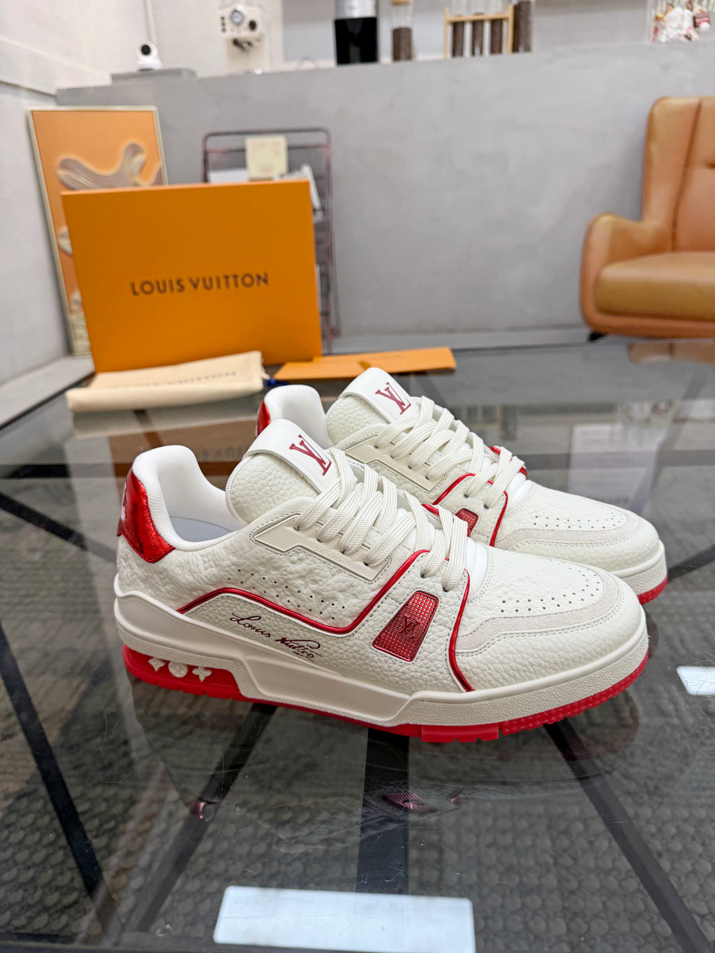 Масивні шкіряні кросівки Louis Vuitton