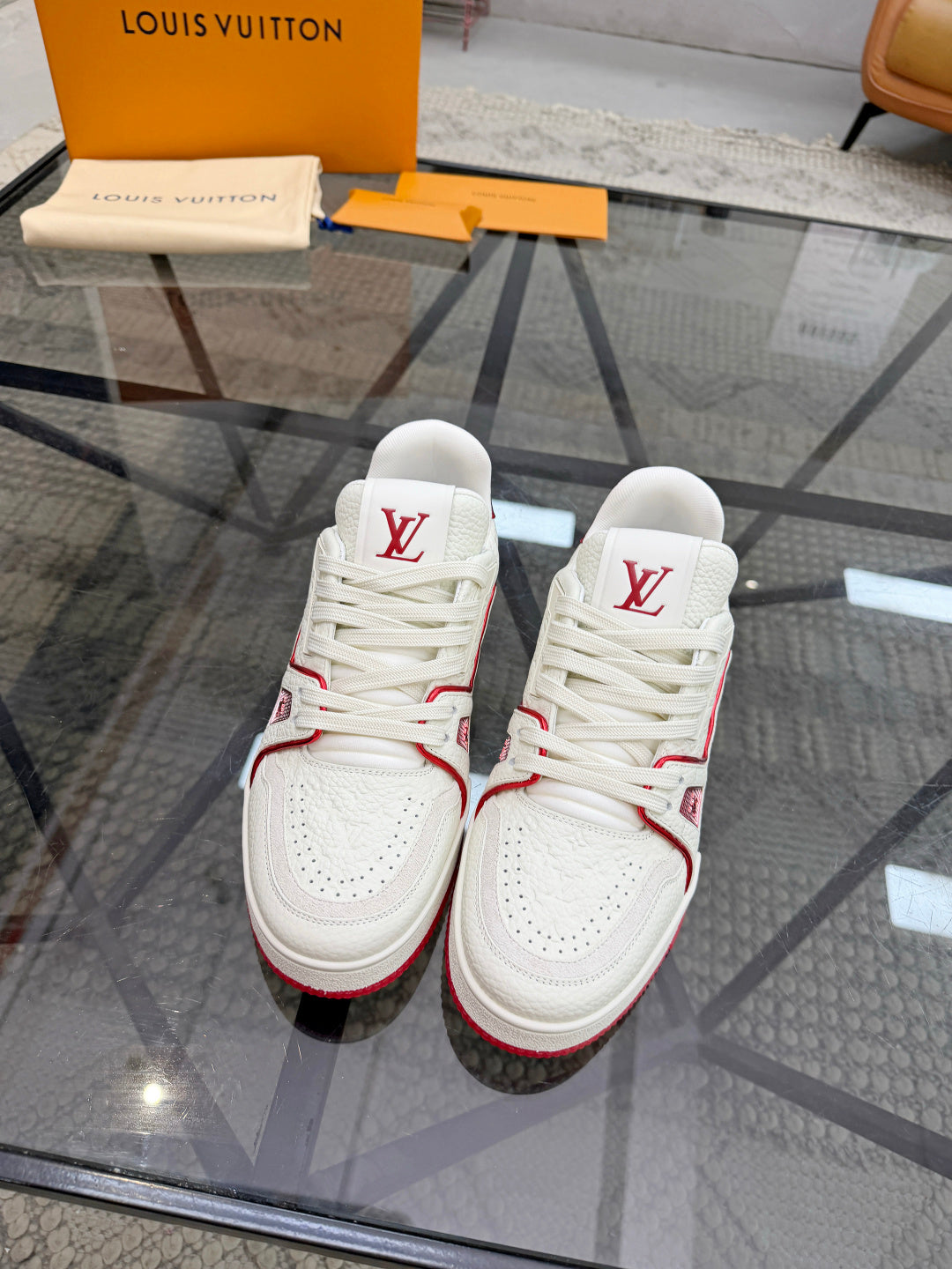 Масивні шкіряні кросівки Louis Vuitton